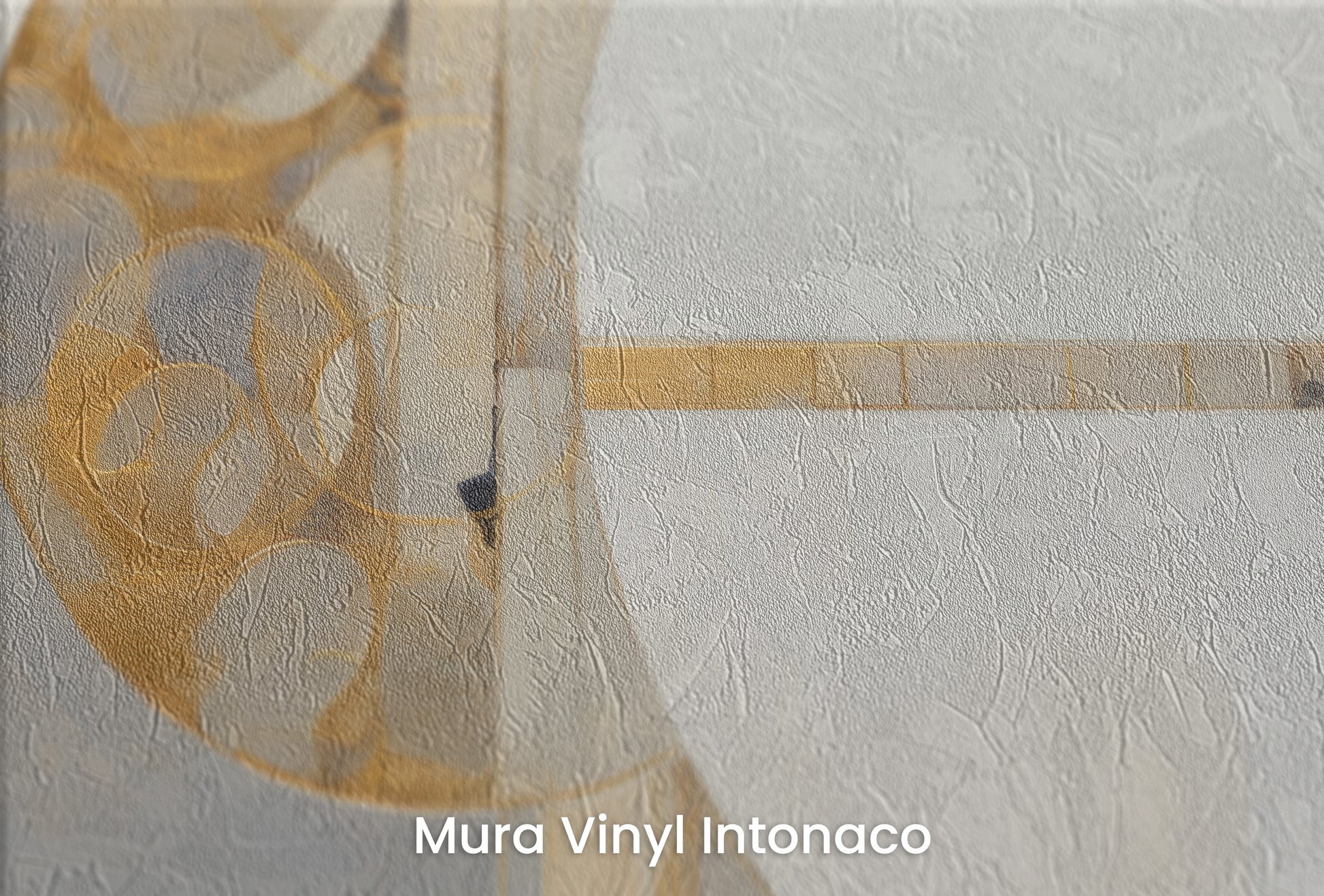 Zbliżenie na artystyczną fototapetę o nazwie AUREATE CIRCLE HARMONY na podłożu Mura Vinyl Intonaco - struktura tartego tynku.