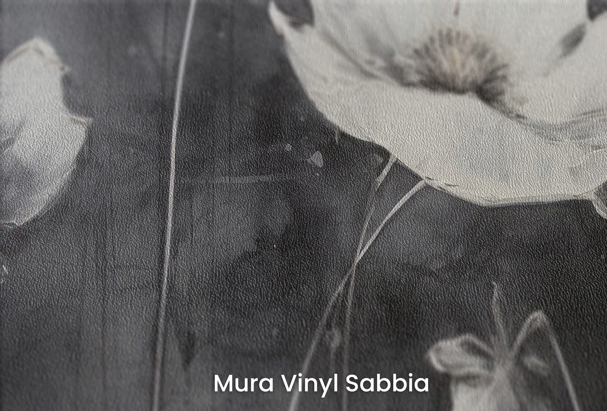 Zbliżenie na artystyczną fototapetę o nazwie GOTHIC GARDEN na podłożu Mura Vinyl Sabbia struktura grubego ziarna piasku.