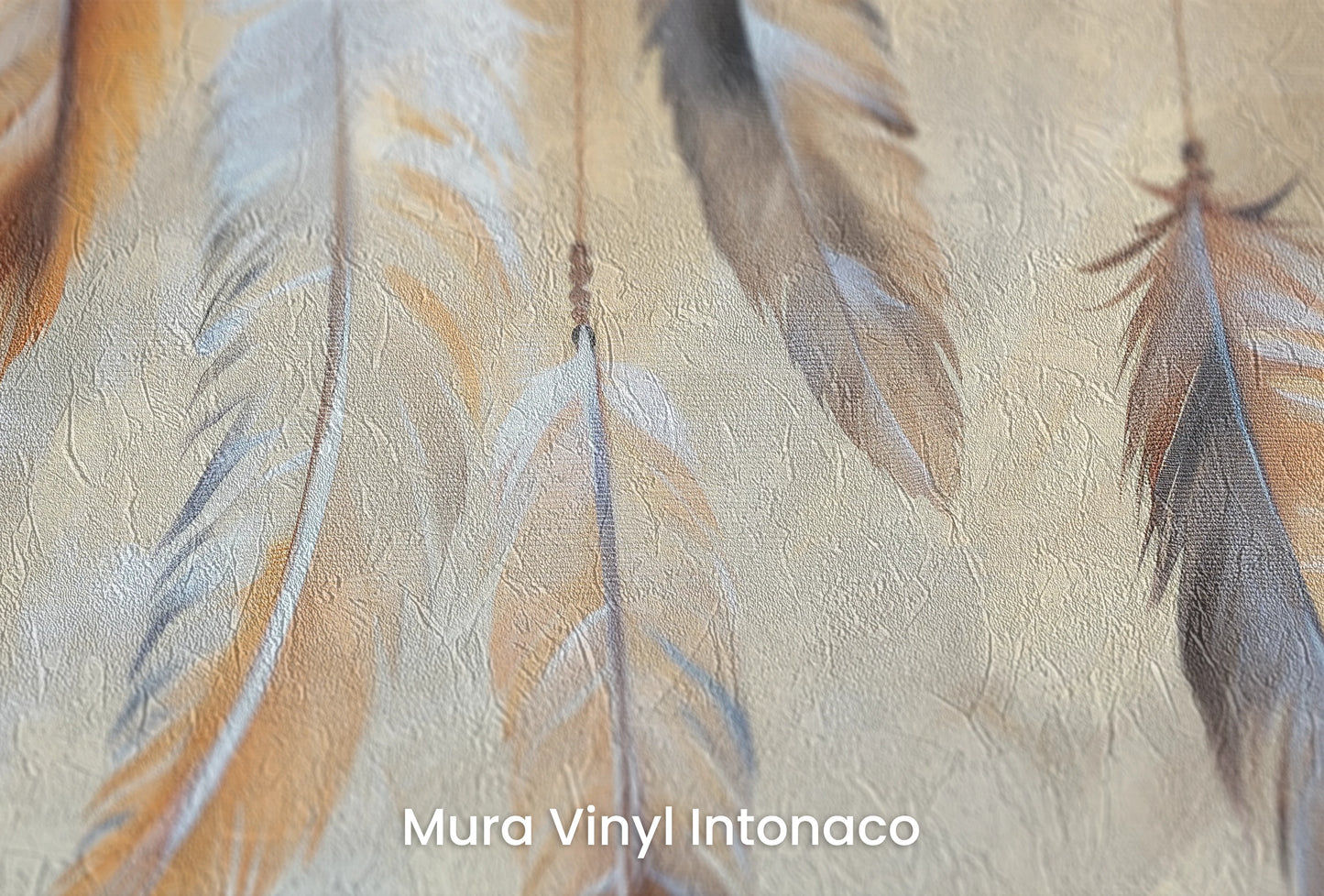 Zbliżenie na artystyczną fototapetę o nazwie Golden Feathers na podłożu Mura Vinyl Intonaco - struktura tartego tynku.