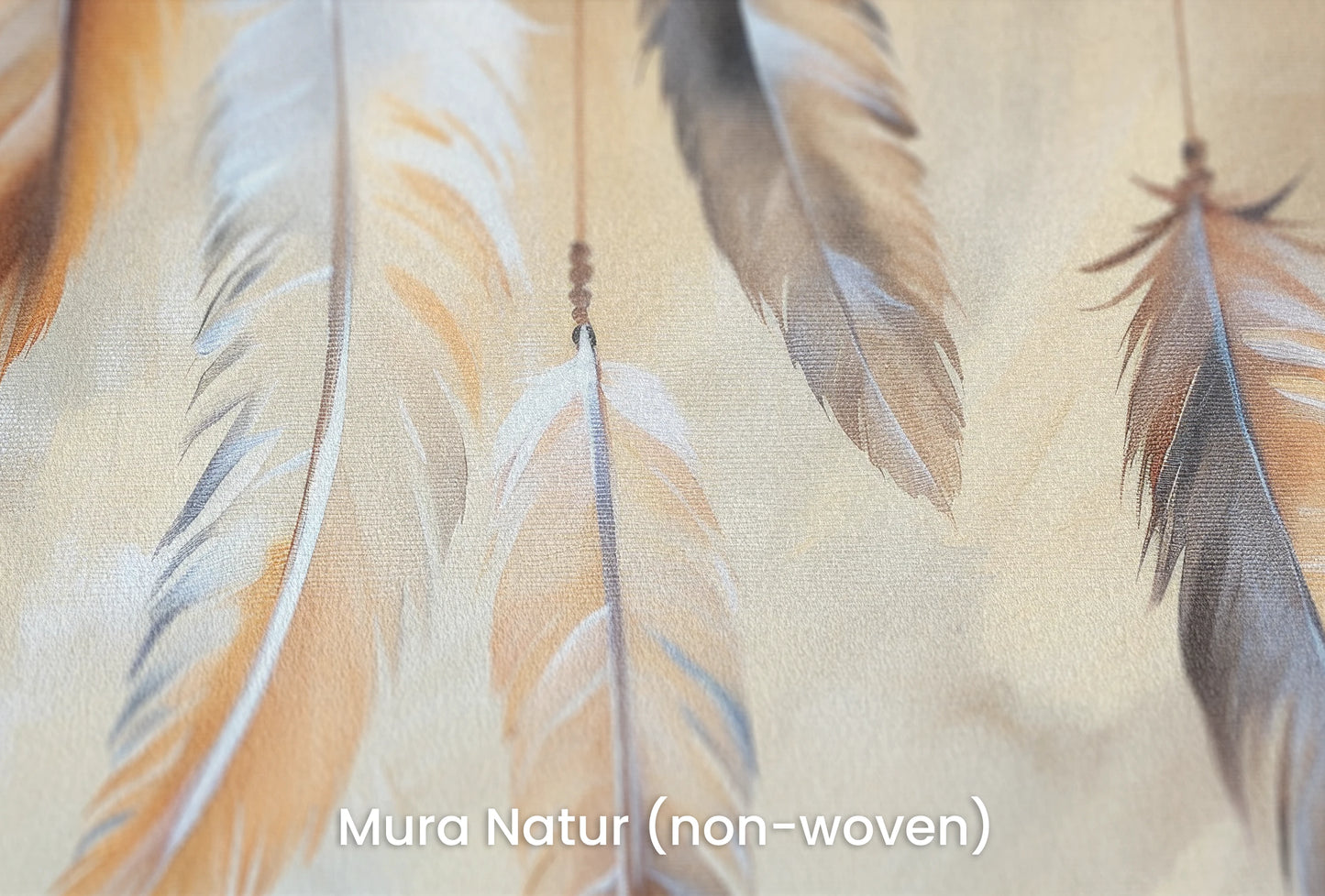 Zbliżenie na artystyczną fototapetę o nazwie Golden Feathers na podłożu Mura Natur (non-woven) - naturalne i ekologiczne podłoże.