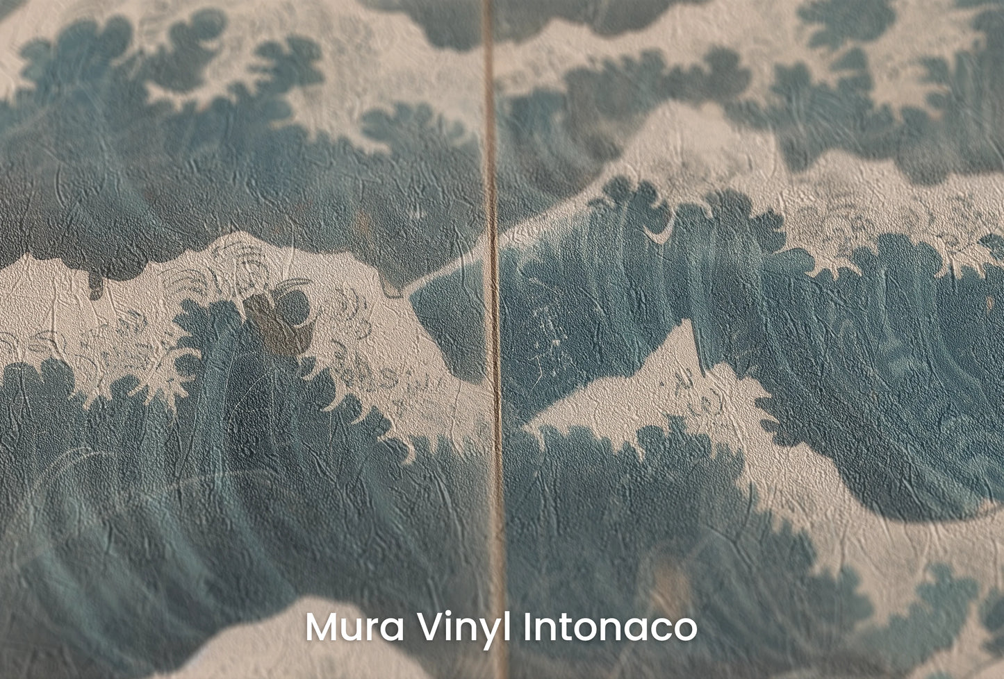 Zbliżenie na artystyczną fototapetę o nazwie Serene Ocean Hues na podłożu Mura Vinyl Intonaco - struktura tartego tynku.
