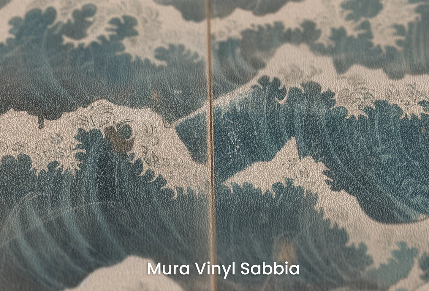 Zbliżenie na artystyczną fototapetę o nazwie Serene Ocean Hues na podłożu Mura Vinyl Sabbia struktura grubego ziarna piasku.