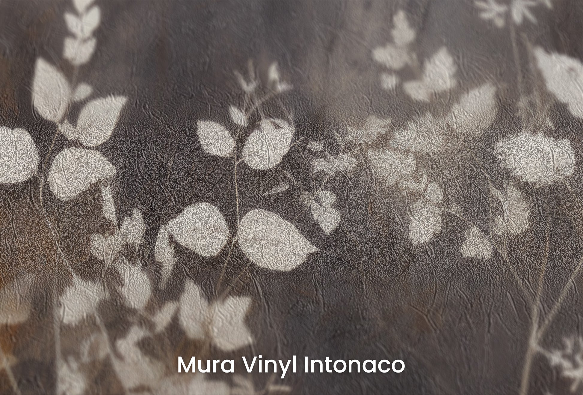 Zbliżenie na artystyczną fototapetę o nazwie Misty Floral Contrast na podłożu Mura Vinyl Intonaco - struktura tartego tynku.