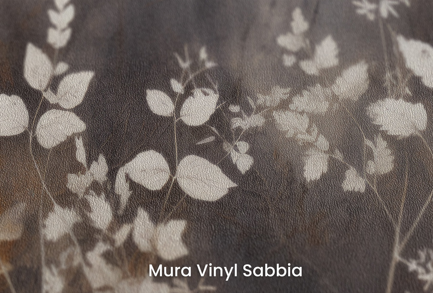 Zbliżenie na artystyczną fototapetę o nazwie Misty Floral Contrast na podłożu Mura Vinyl Sabbia struktura grubego ziarna piasku.