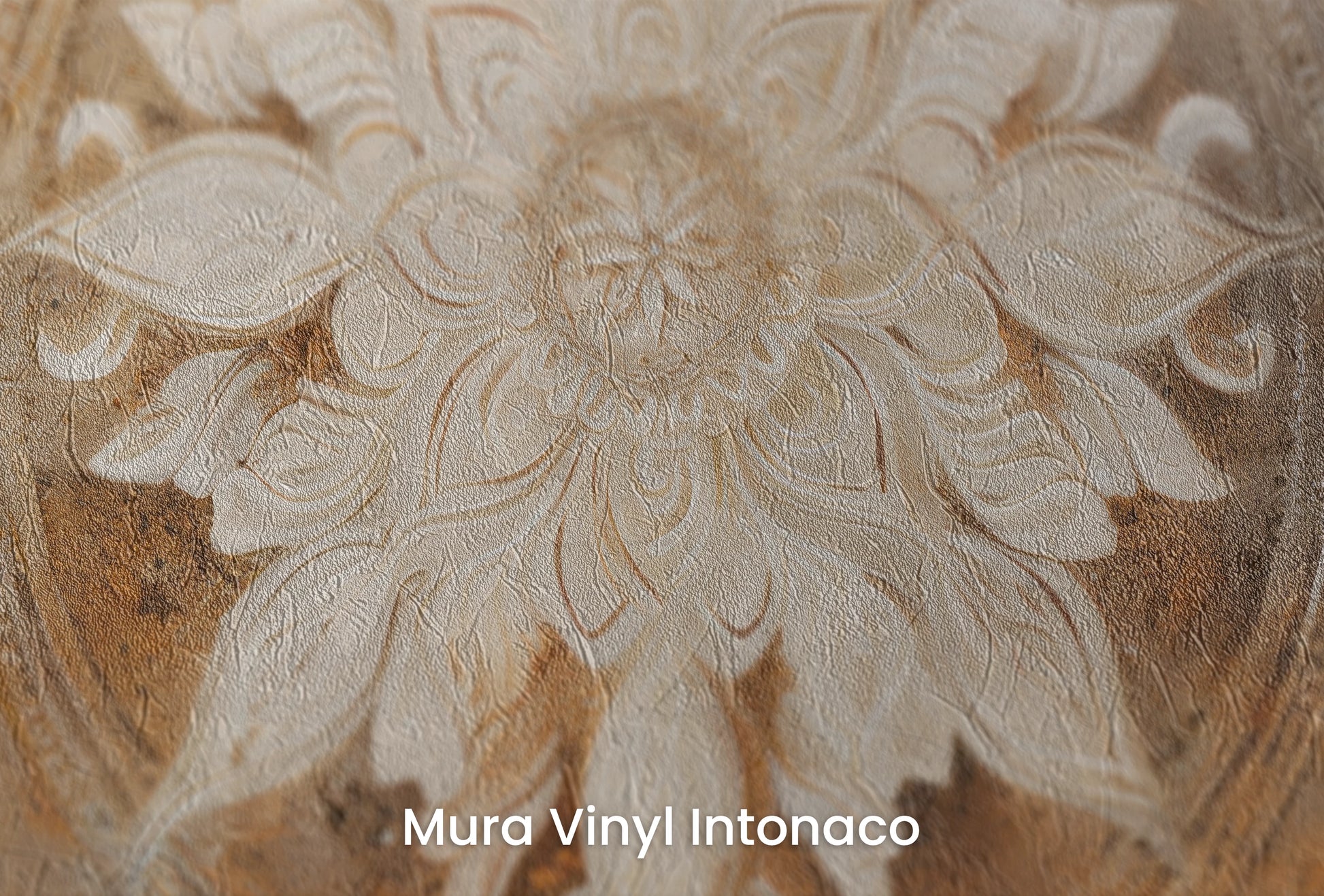 Zbliżenie na artystyczną fototapetę o nazwie Ancient Shield na podłożu Mura Vinyl Intonaco - struktura tartego tynku.