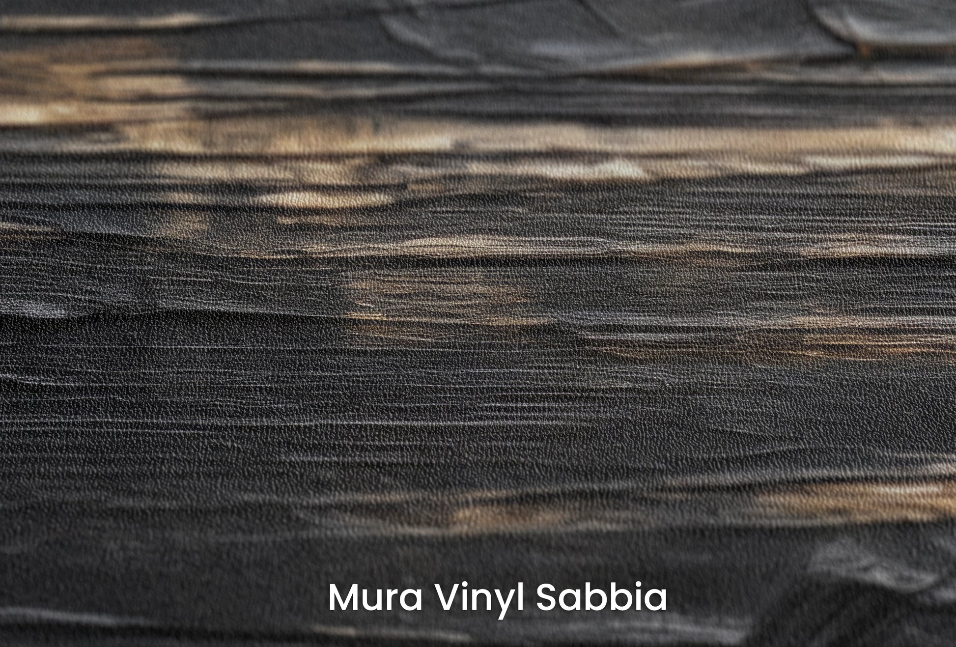 Zbliżenie na artystyczną fototapetę o nazwie Textured Depths na podłożu Mura Vinyl Sabbia struktura grubego ziarna piasku.