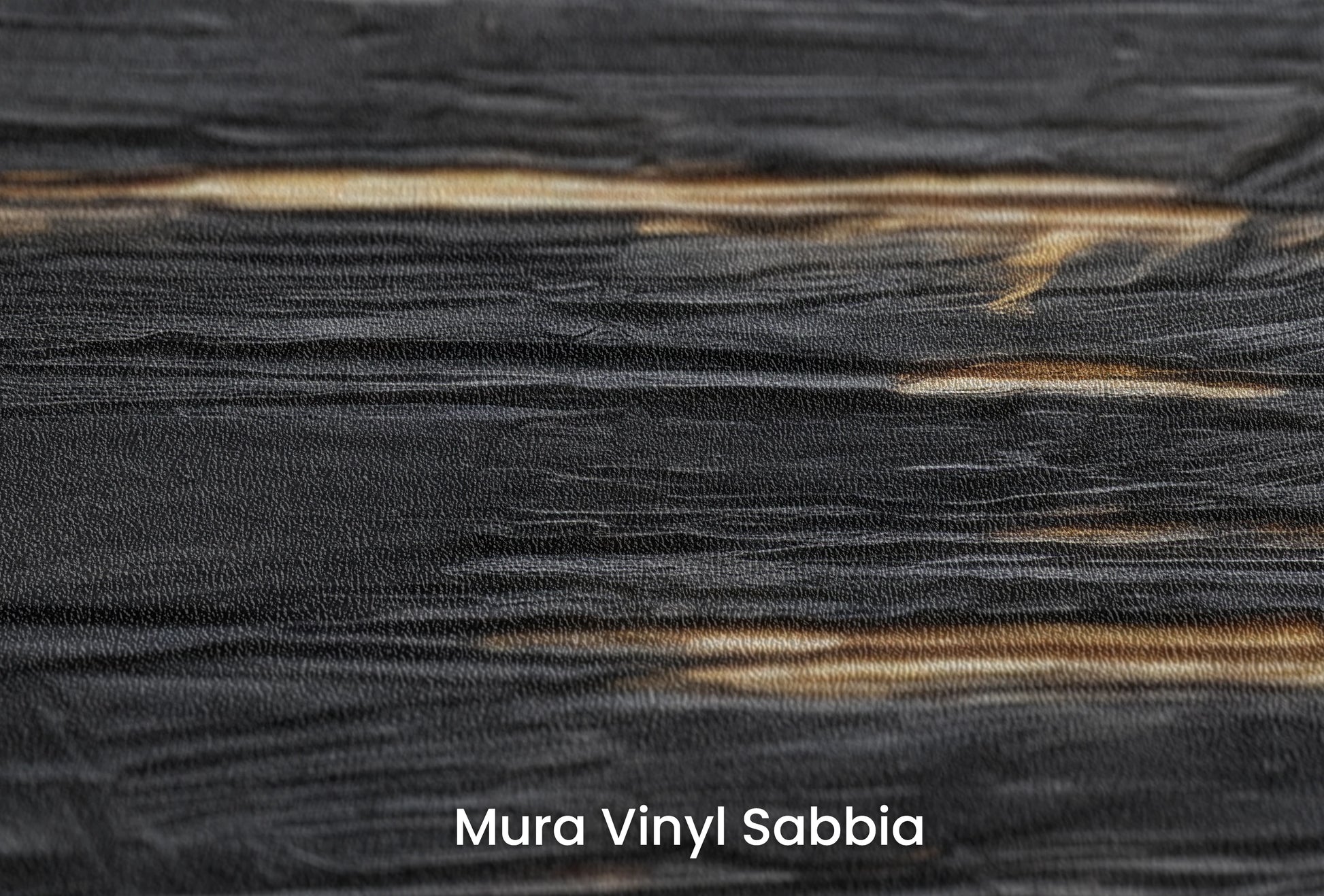 Zbliżenie na artystyczną fototapetę o nazwie Dark Currents na podłożu Mura Vinyl Sabbia struktura grubego ziarna piasku.