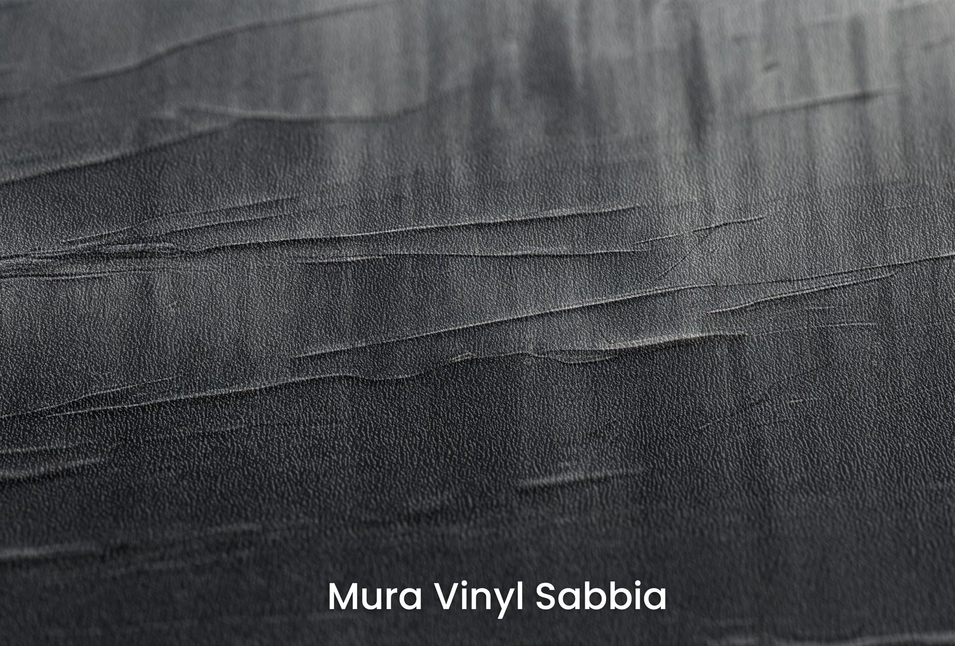 Zbliżenie na artystyczną fototapetę o nazwie Silver Strokes na podłożu Mura Vinyl Sabbia struktura grubego ziarna piasku.