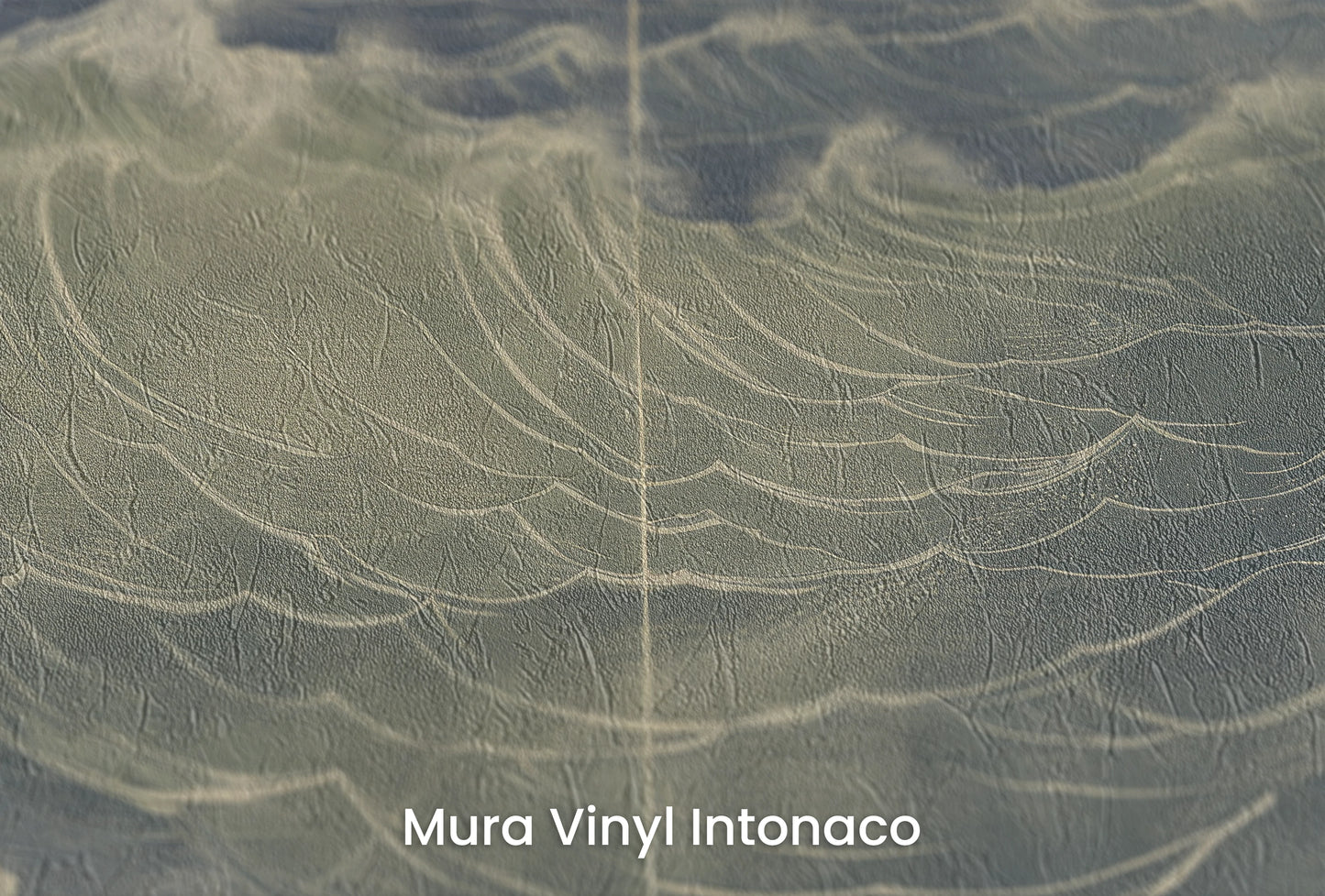 Zbliżenie na artystyczną fototapetę o nazwie Soft Ocean Whisper na podłożu Mura Vinyl Intonaco - struktura tartego tynku.