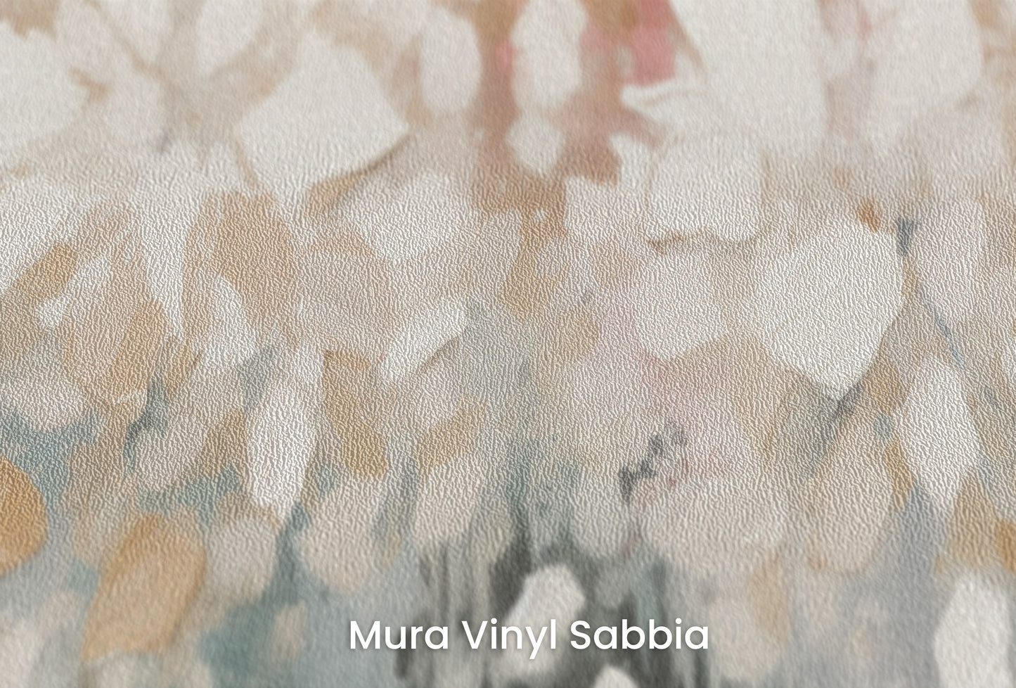 Zbliżenie na artystyczną fototapetę o nazwie Luminous Bloom Haze na podłożu Mura Vinyl Sabbia struktura grubego ziarna piasku.