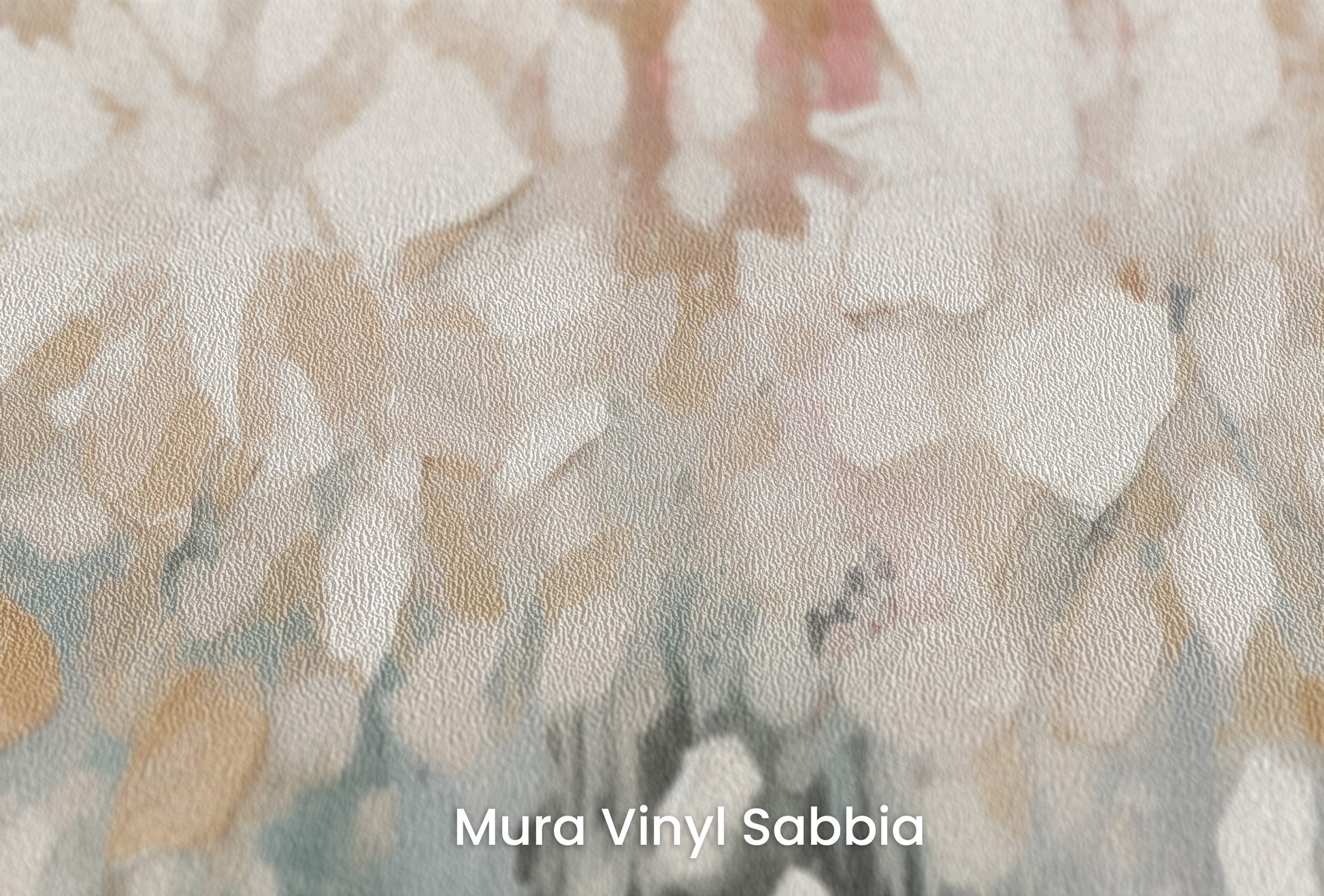 Zbliżenie na artystyczną fototapetę o nazwie Luminous Bloom Haze na podłożu Mura Vinyl Sabbia struktura grubego ziarna piasku.