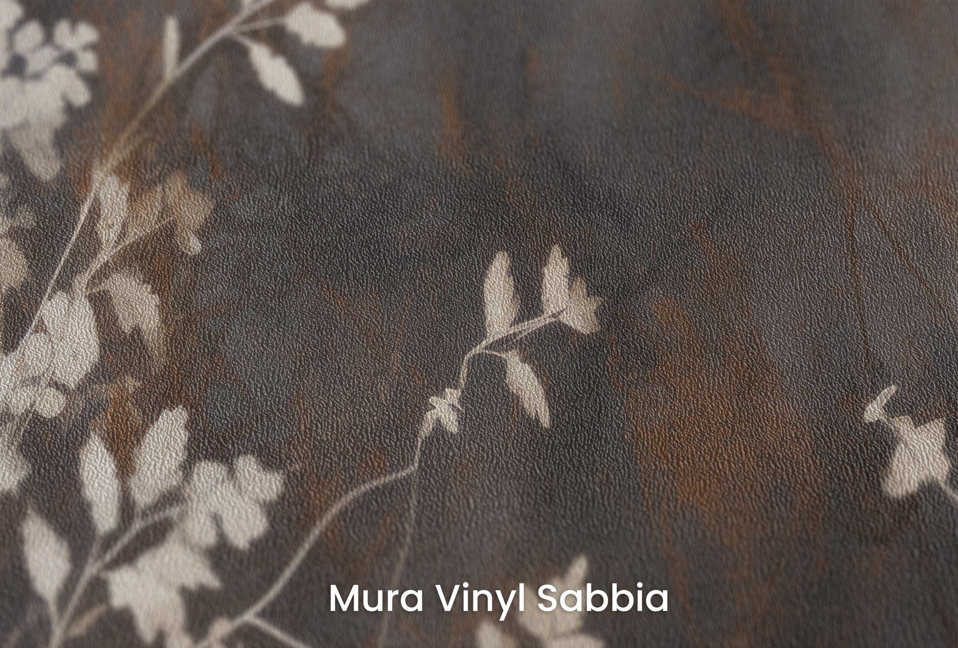 Zbliżenie na artystyczną fototapetę o nazwie Elegant Shadow Flora na podłożu Mura Vinyl Sabbia struktura grubego ziarna piasku.