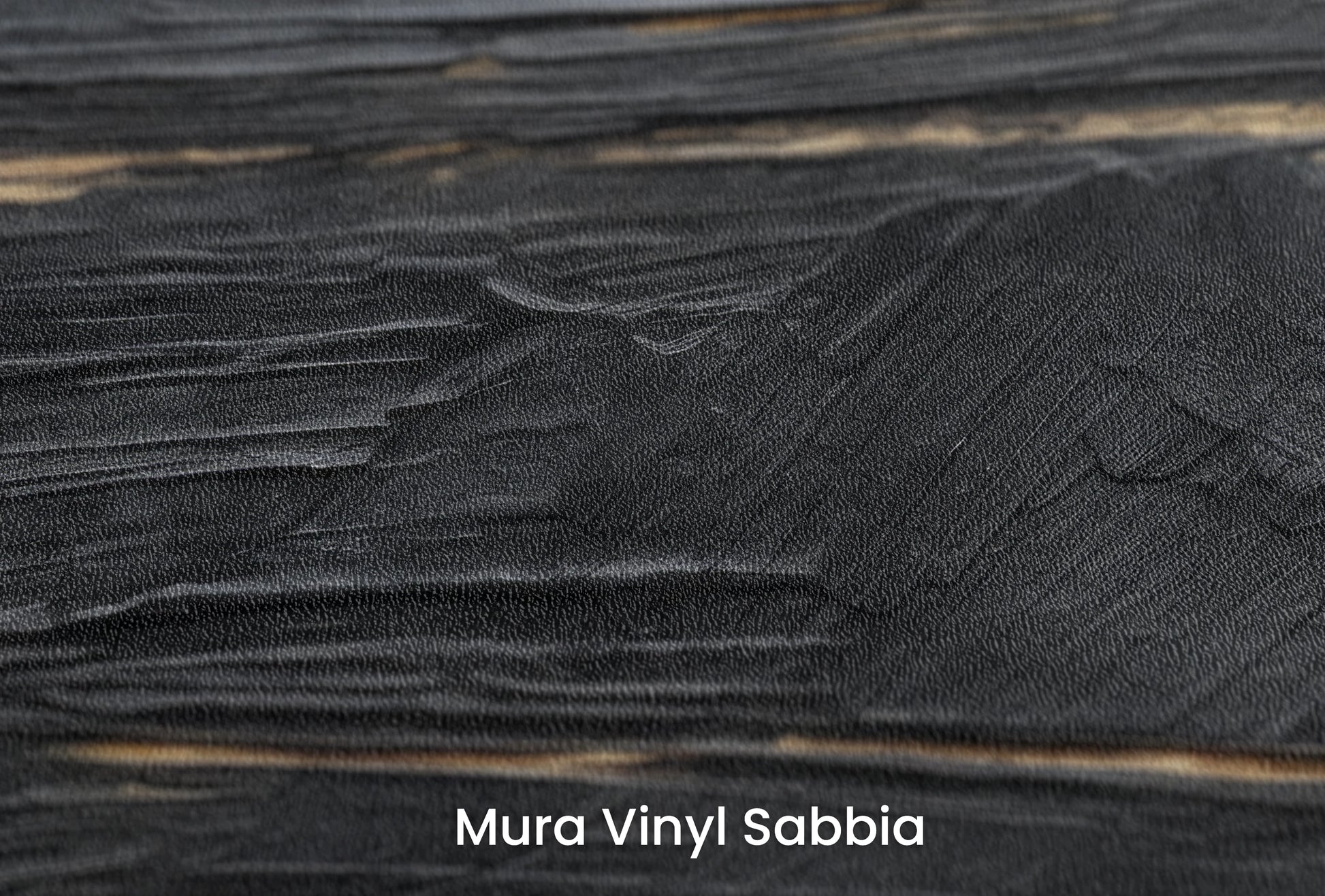 Zbliżenie na artystyczną fototapetę o nazwie Black Gold Elegance na podłożu Mura Vinyl Sabbia struktura grubego ziarna piasku.