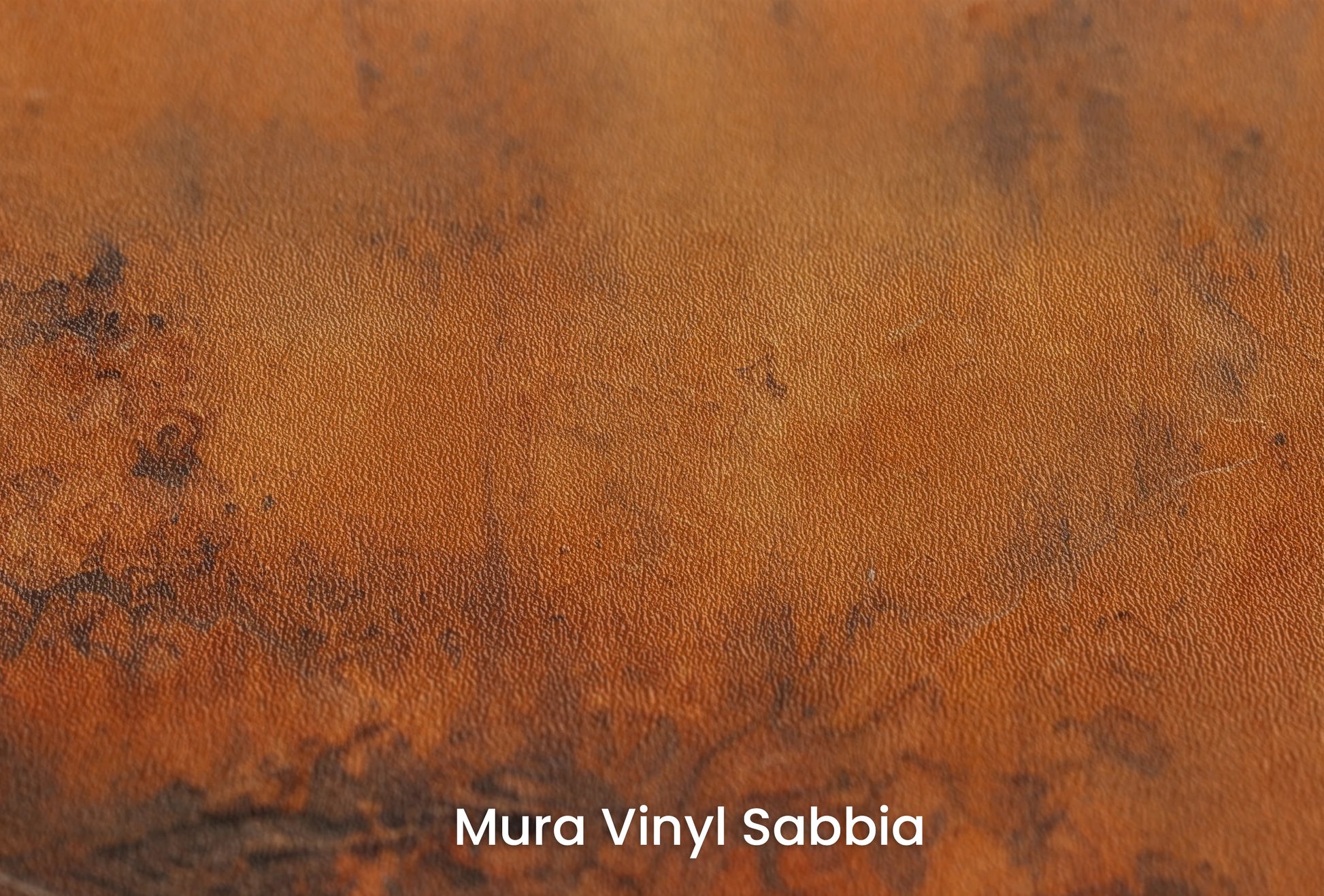 Zbliżenie na artystyczną fototapetę o nazwie Rustic Copper na podłożu Mura Vinyl Sabbia struktura grubego ziarna piasku.