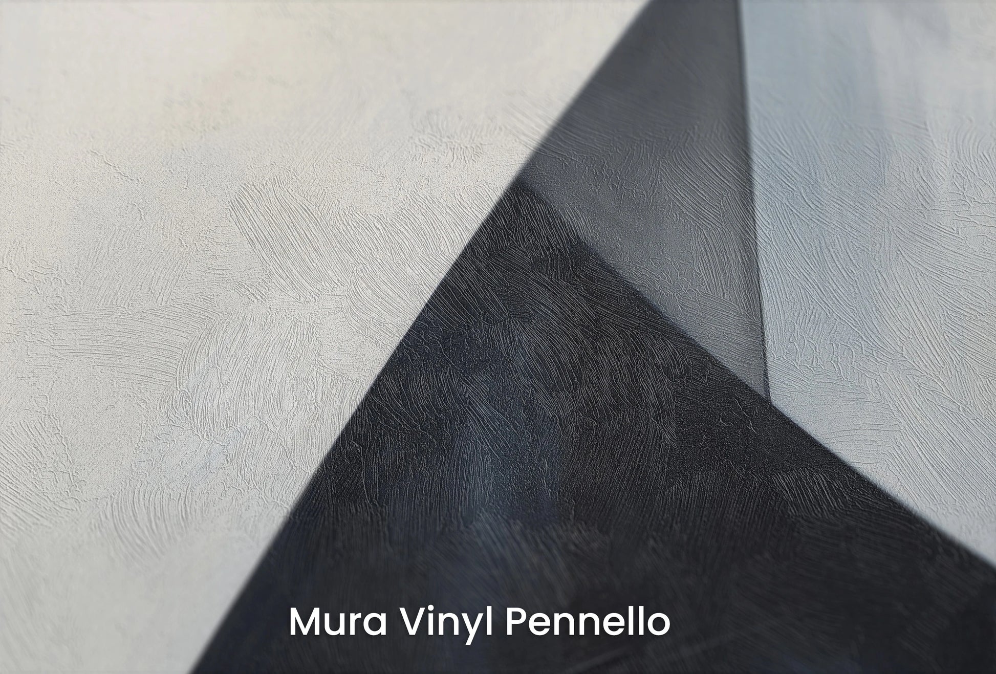 Zbliżenie na artystyczną fototapetę o nazwie Monochrome Triangle na podłożu Mura Vinyl Pennello - faktura pociągnięć pędzla malarskiego.