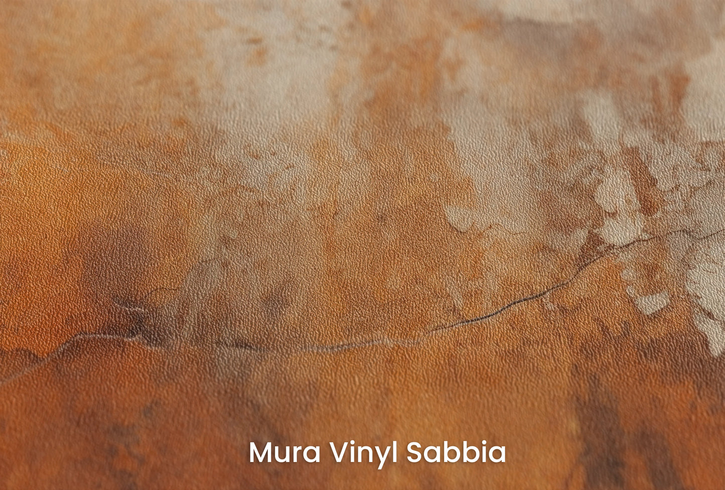 Zbliżenie na artystyczną fototapetę o nazwie Amber Mist na podłożu Mura Vinyl Sabbia struktura grubego ziarna piasku.