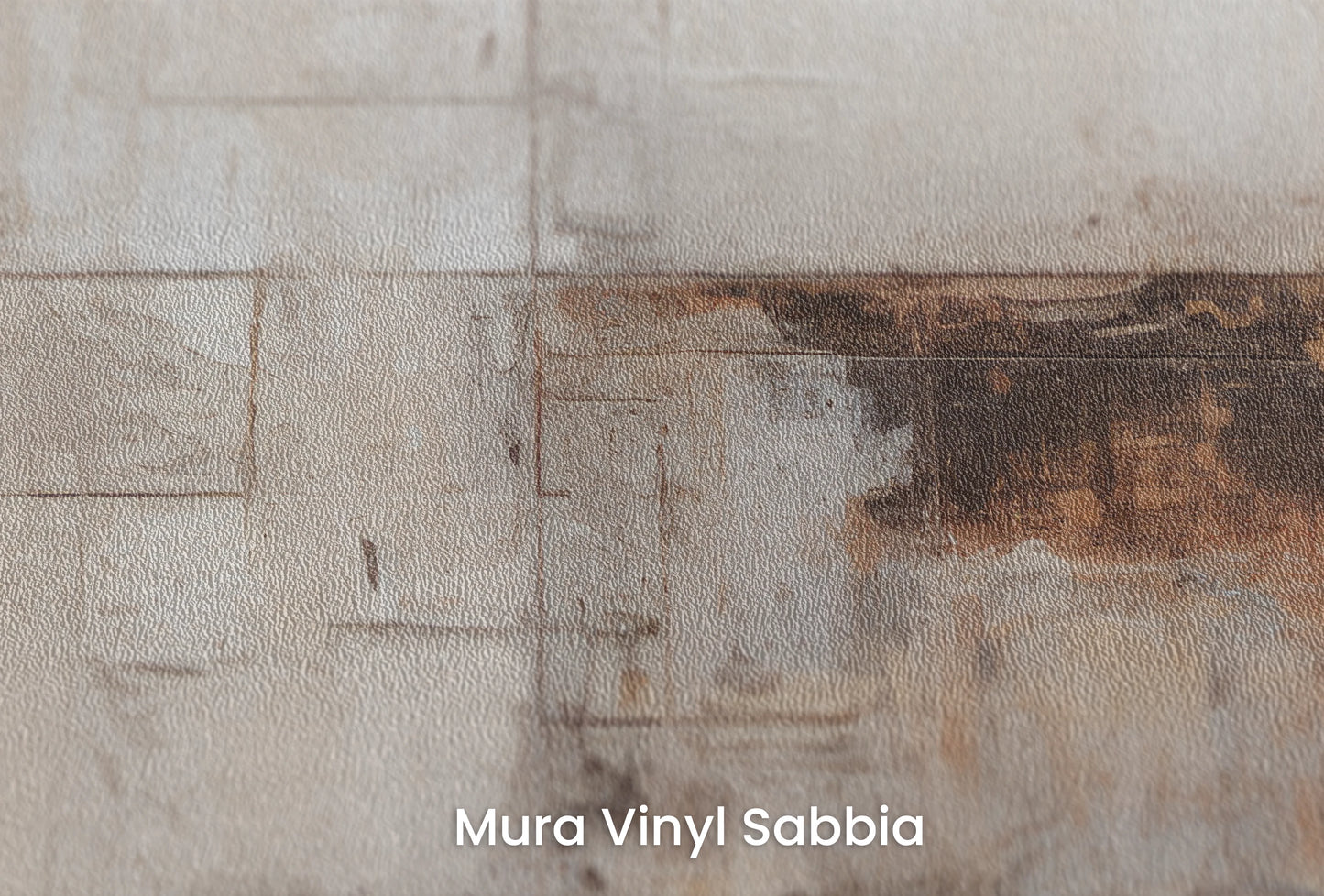 Zbliżenie na artystyczną fototapetę o nazwie Tarnished Grid na podłożu Mura Vinyl Sabbia struktura grubego ziarna piasku.