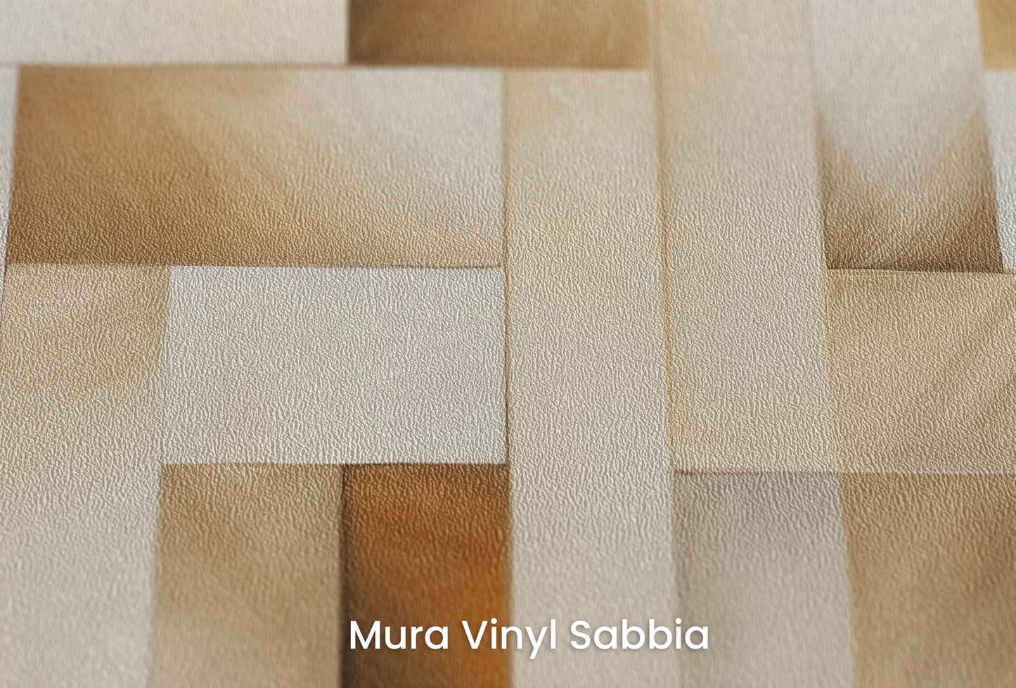 Zbliżenie na artystyczną fototapetę o nazwie Triangular Fade na podłożu Mura Vinyl Sabbia struktura grubego ziarna piasku.