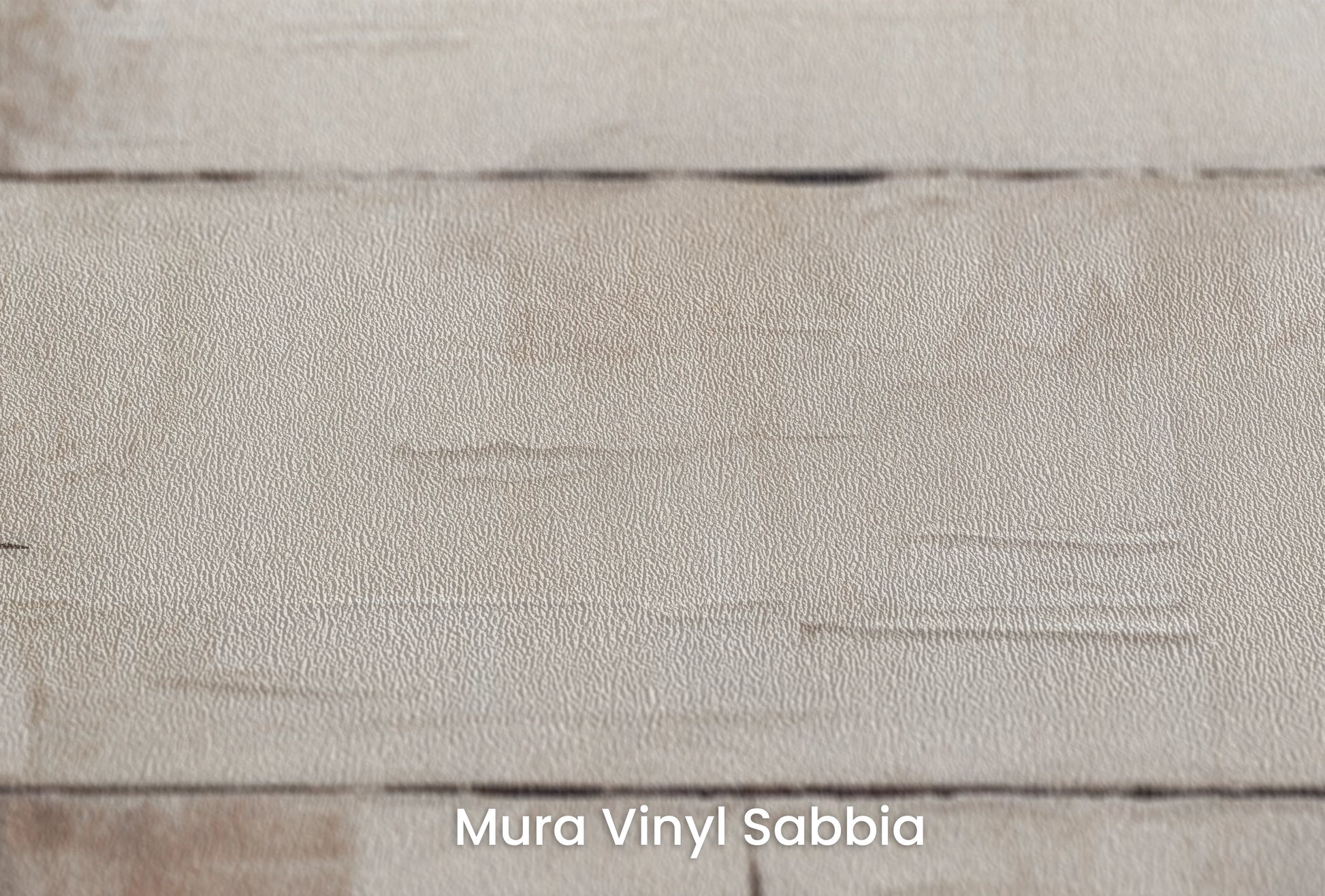 Zbliżenie na artystyczną fototapetę o nazwie Burnt Sienna Harmony na podłożu Mura Vinyl Sabbia struktura grubego ziarna piasku.