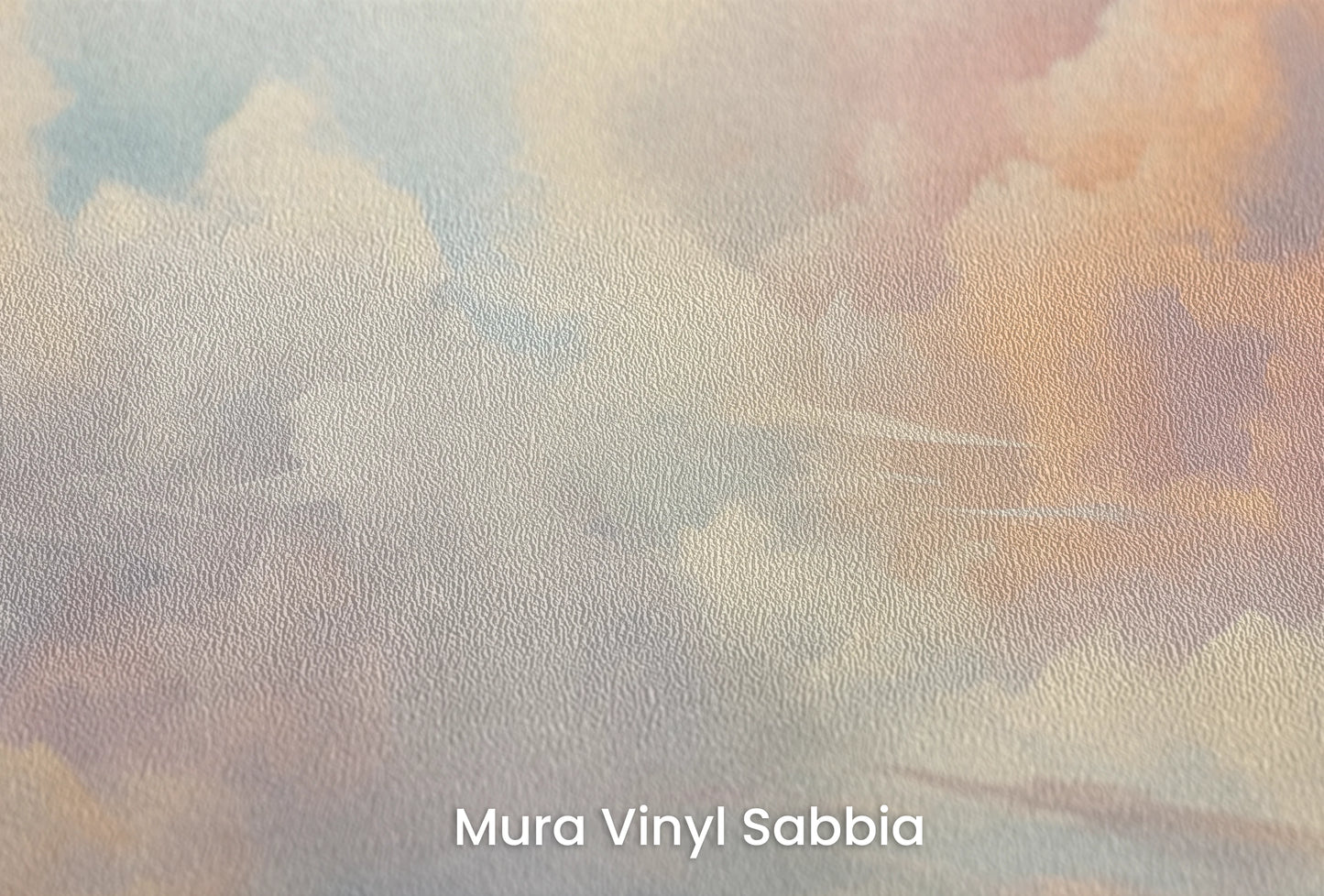 Zbliżenie na artystyczną fototapetę o nazwie Serene Skies na podłożu Mura Vinyl Sabbia struktura grubego ziarna piasku.