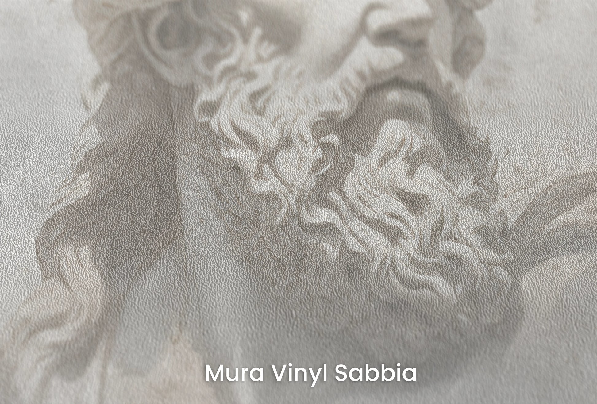 Zbliżenie na artystyczną fototapetę o nazwie Stoic Gaze na podłożu Mura Vinyl Sabbia struktura grubego ziarna piasku.