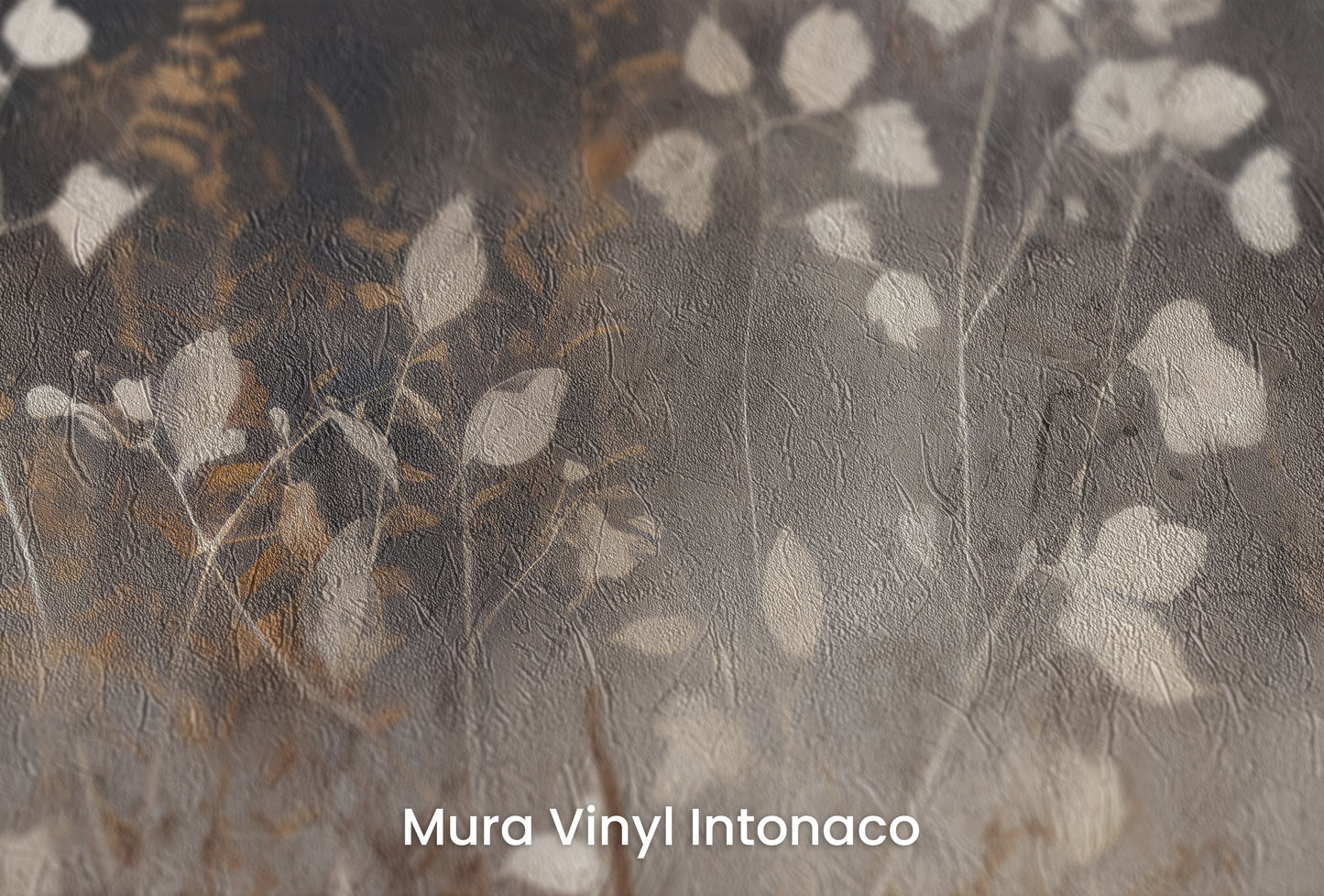 Zbliżenie na artystyczną fototapetę o nazwie Smokey Flora Elegance na podłożu Mura Vinyl Intonaco - struktura tartego tynku.