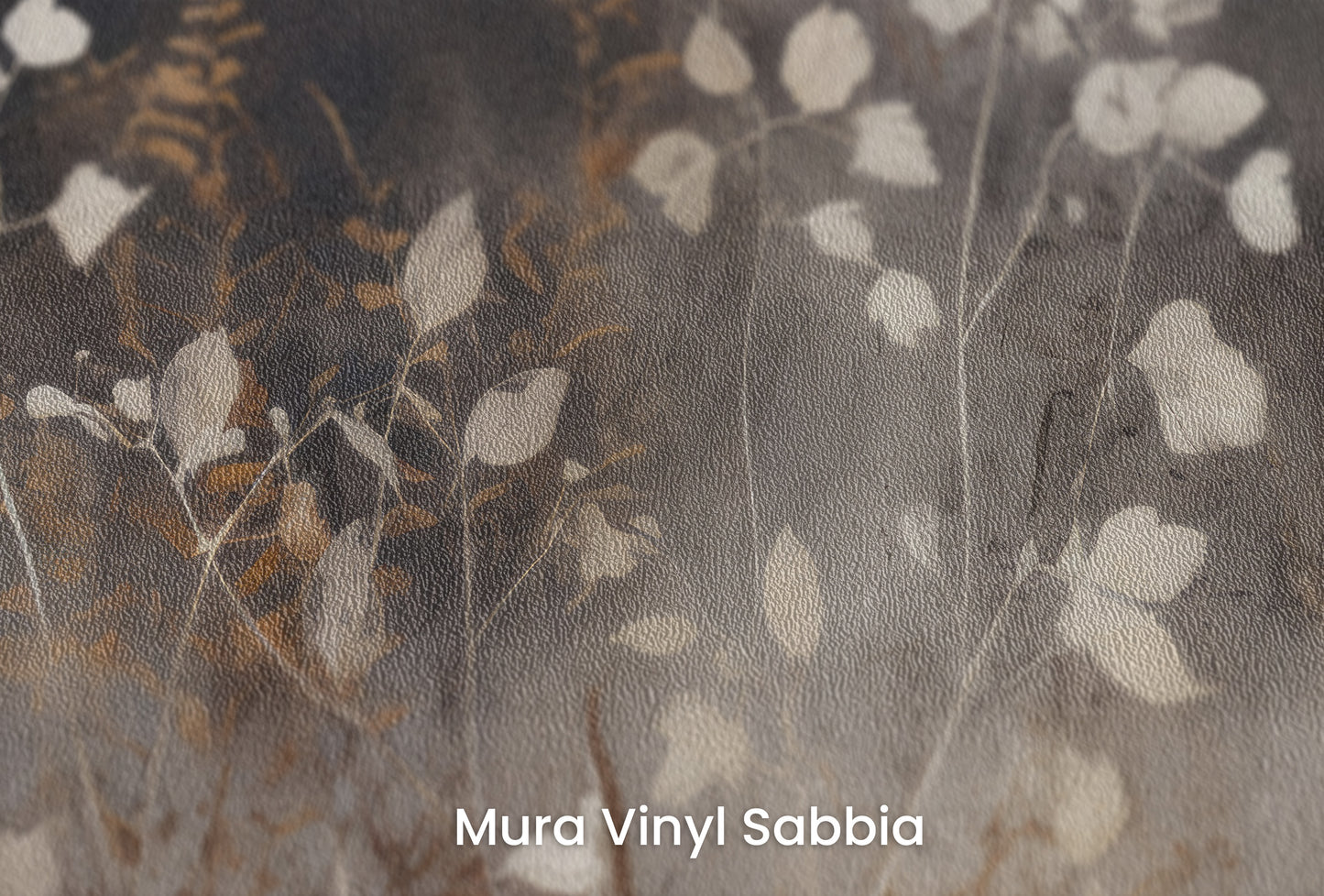 Zbliżenie na artystyczną fototapetę o nazwie Smokey Flora Elegance na podłożu Mura Vinyl Sabbia struktura grubego ziarna piasku.