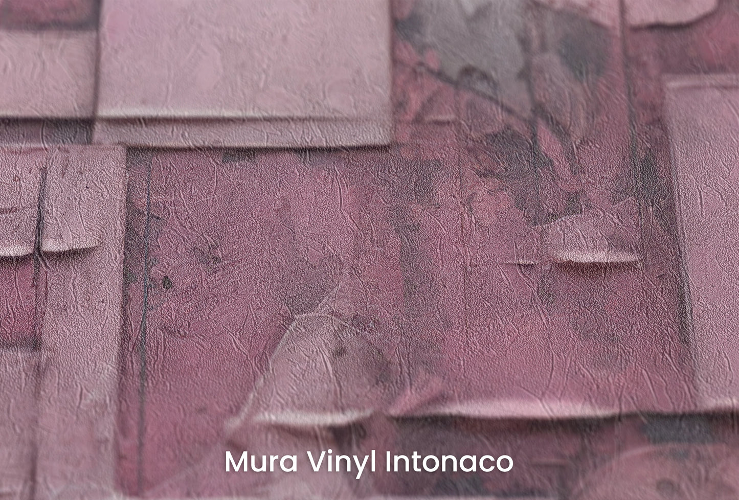 Zbliżenie na artystyczną fototapetę o nazwie Pink Geometry na podłożu Mura Vinyl Intonaco - struktura tartego tynku.