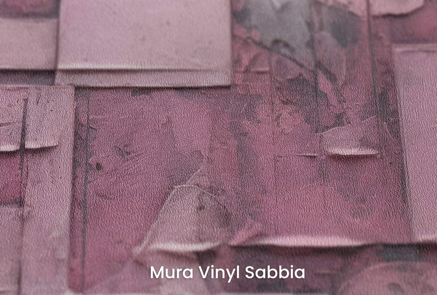 Zbliżenie na artystyczną fototapetę o nazwie Pink Geometry na podłożu Mura Vinyl Sabbia struktura grubego ziarna piasku.