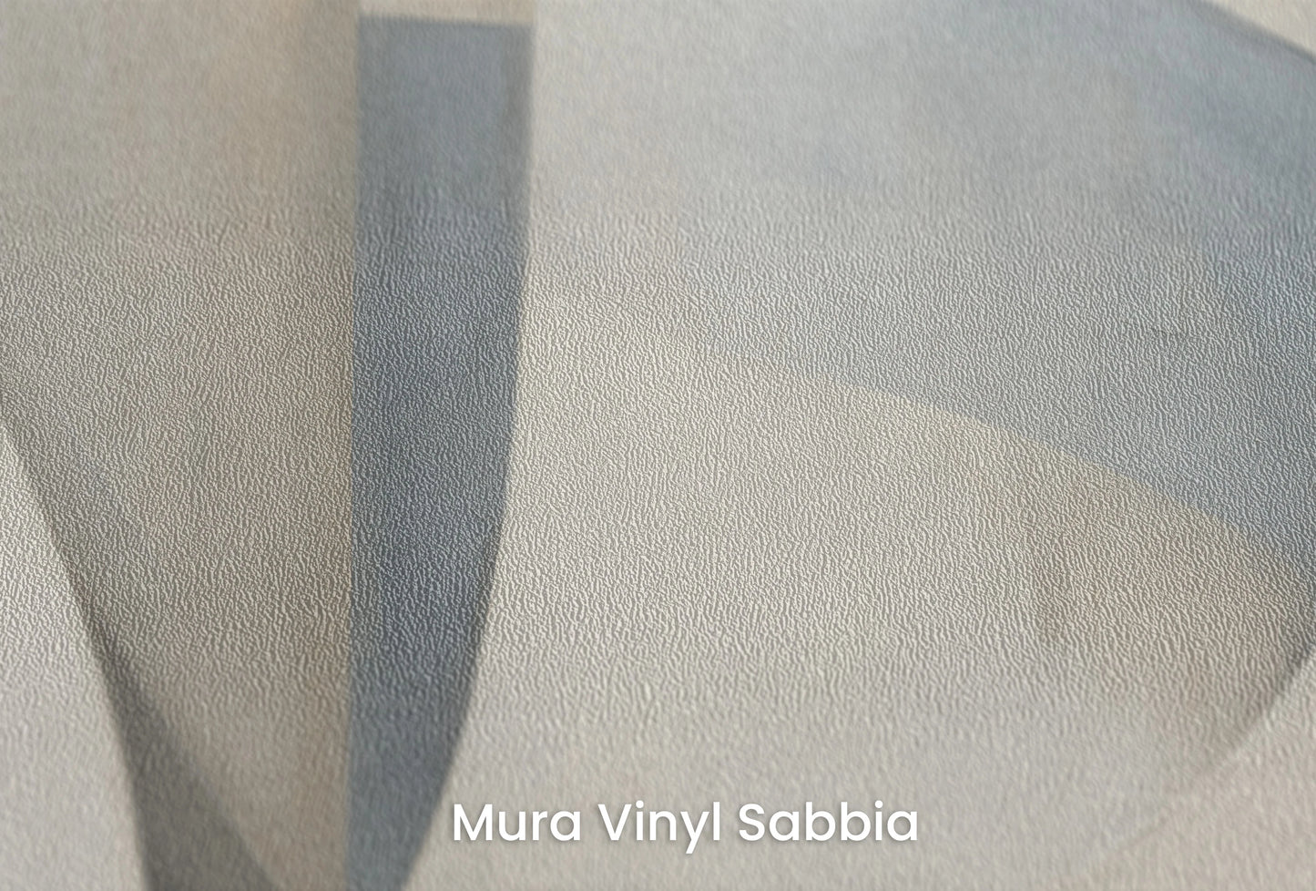 Zbliżenie na artystyczną fototapetę o nazwie Crescent Harmony na podłożu Mura Vinyl Sabbia struktura grubego ziarna piasku.