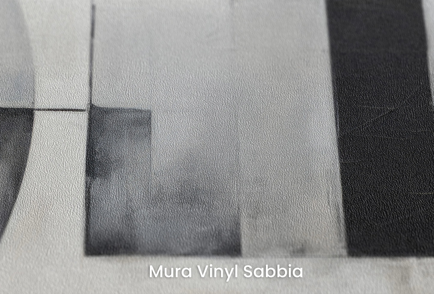 Zbliżenie na artystyczną fototapetę o nazwie Monochrome Maze na podłożu Mura Vinyl Sabbia struktura grubego ziarna piasku.