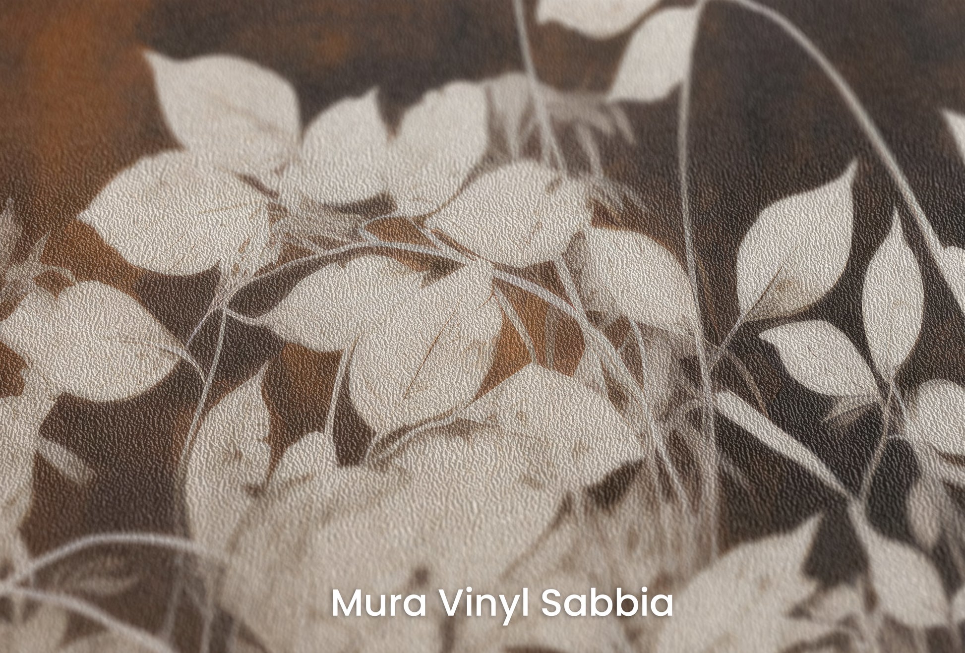 Zbliżenie na artystyczną fototapetę o nazwie Golden Twilight Leaves na podłożu Mura Vinyl Sabbia struktura grubego ziarna piasku.
