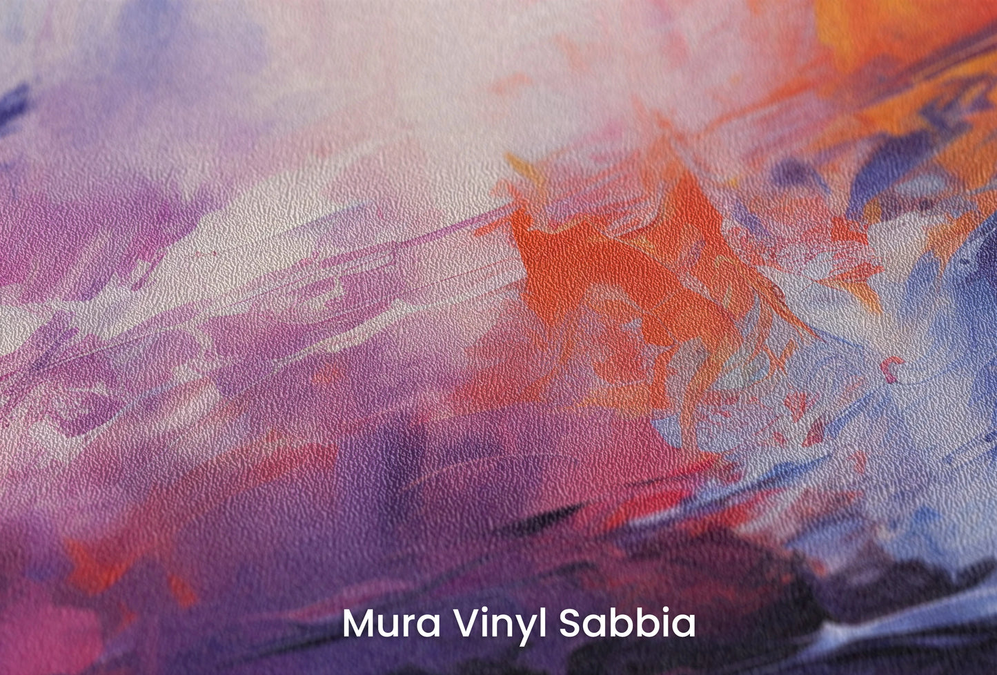 Zbliżenie na artystyczną fototapetę o nazwie Vivid Dreamscape na podłożu Mura Vinyl Sabbia struktura grubego ziarna piasku.