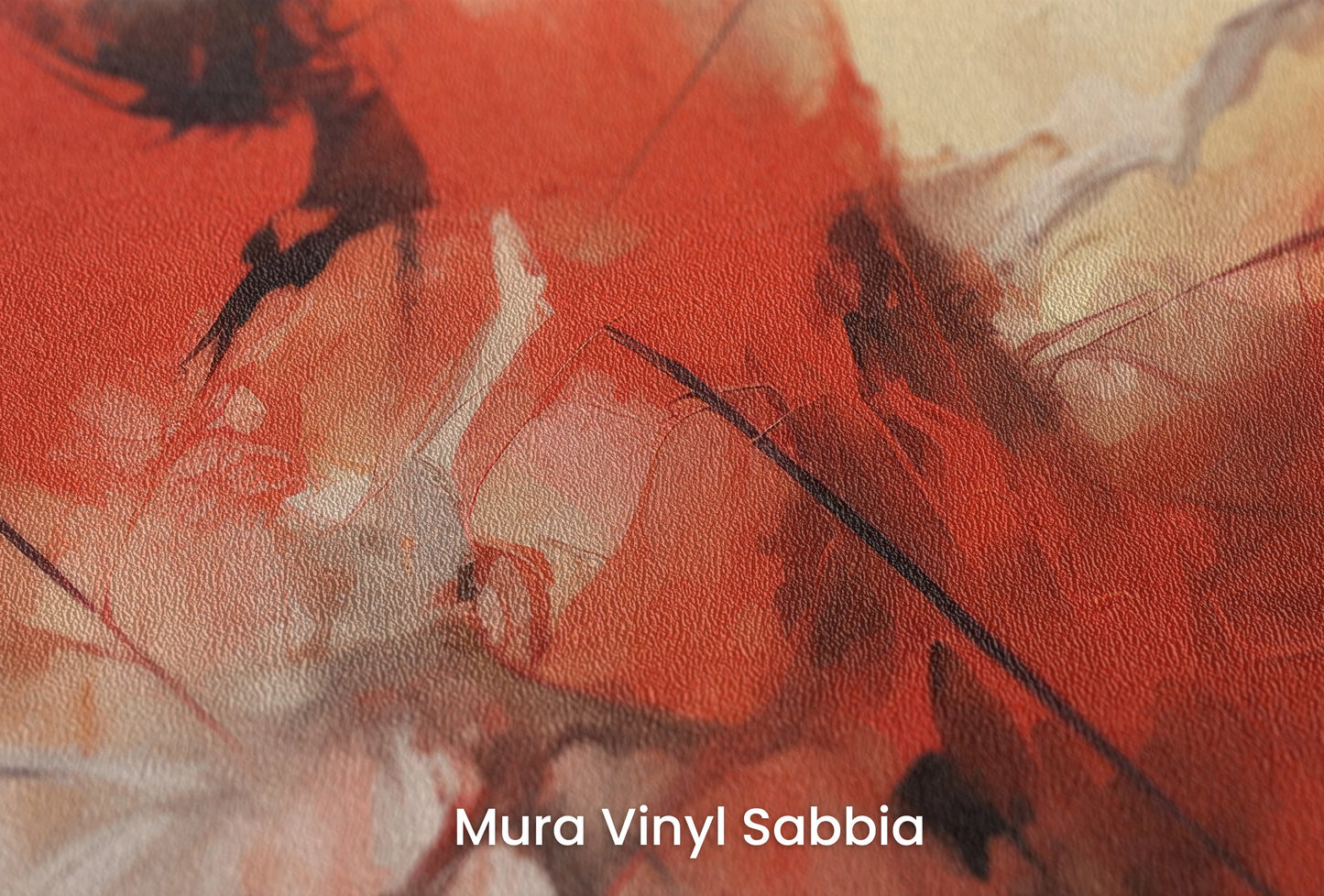 Zbliżenie na artystyczną fototapetę o nazwie Crimson Flow na podłożu Mura Vinyl Sabbia struktura grubego ziarna piasku.