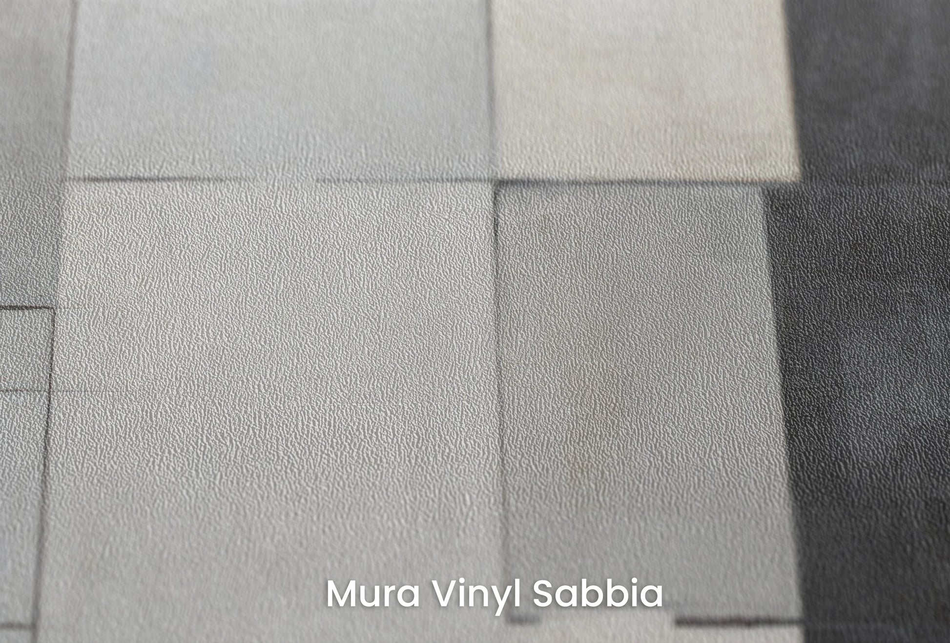 Zbliżenie na artystyczną fototapetę o nazwie Concrete Patchwork na podłożu Mura Vinyl Sabbia struktura grubego ziarna piasku.