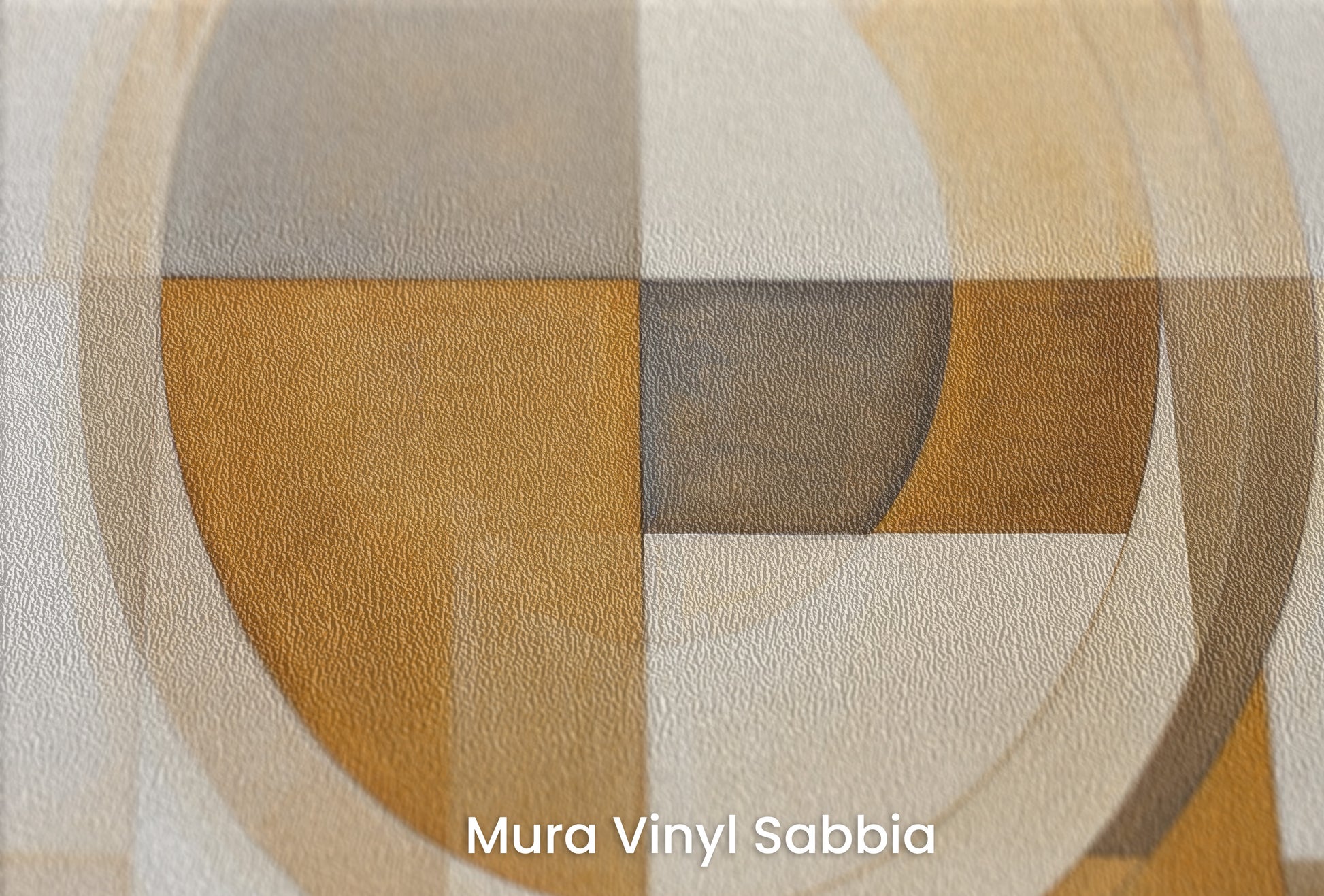Zbliżenie na artystyczną fototapetę o nazwie ORBITAL BEIGE BALANCE na podłożu Mura Vinyl Sabbia struktura grubego ziarna piasku.