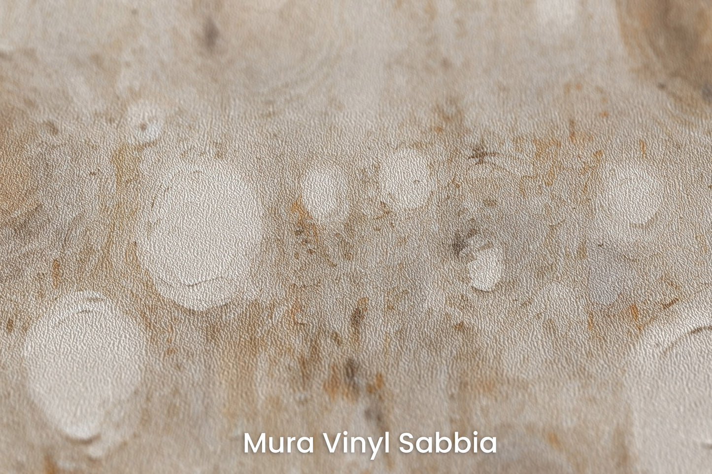 Zbliżenie na artystyczną fototapetę o nazwie ANCIENT SOLAR WHISPERS na podłożu Mura Vinyl Sabbia struktura grubego ziarna piasku.