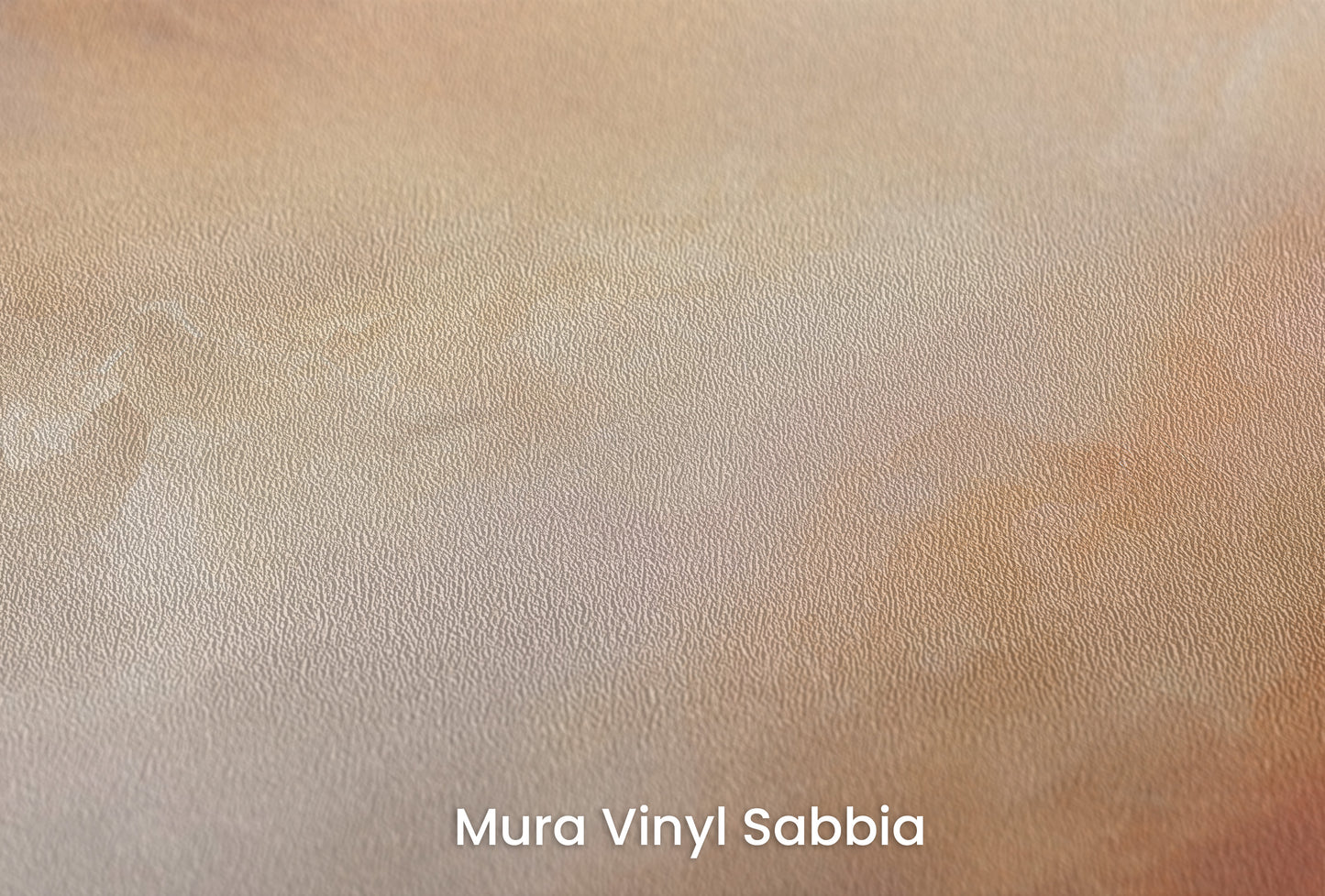 Zbliżenie na artystyczną fototapetę o nazwie AMBER SUNSET SWIRLS na podłożu Mura Vinyl Sabbia struktura grubego ziarna piasku.