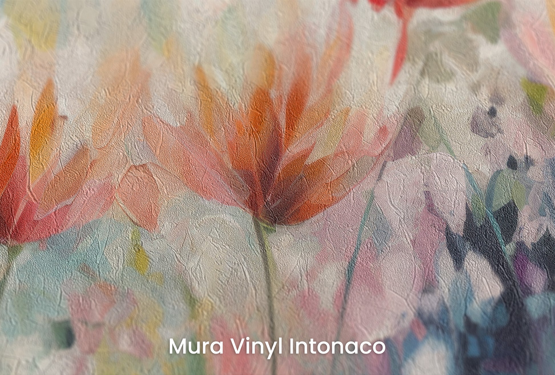 Zbliżenie na artystyczną fototapetę o nazwie Vibrant Floral Symphony na podłożu Mura Vinyl Intonaco - struktura tartego tynku.