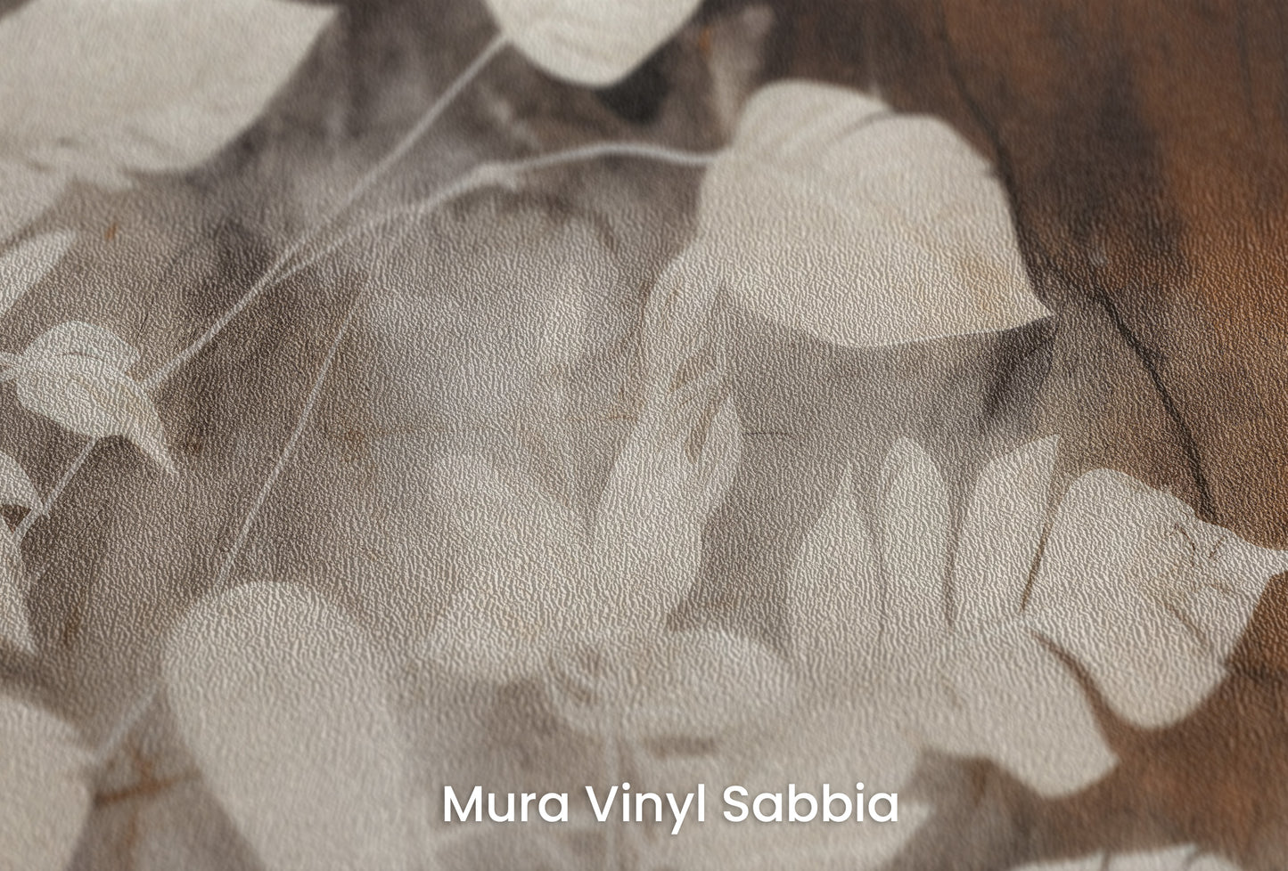 Zbliżenie na artystyczną fototapetę o nazwie Floral Haze na podłożu Mura Vinyl Sabbia struktura grubego ziarna piasku.