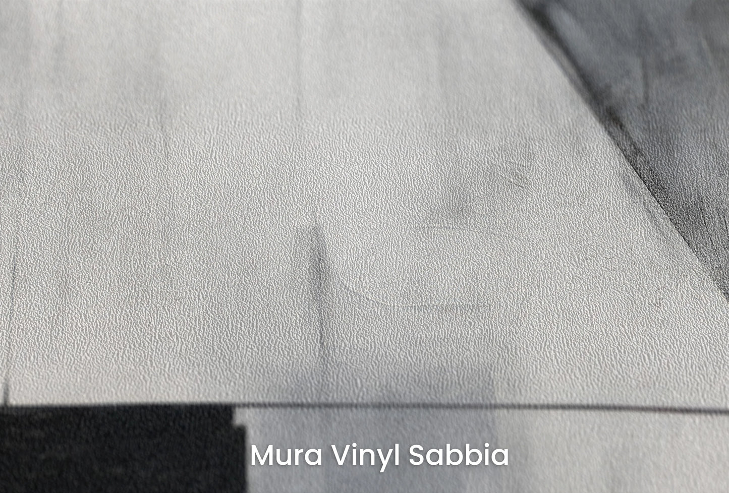Zbliżenie na artystyczną fototapetę o nazwie Geometric Silence na podłożu Mura Vinyl Sabbia struktura grubego ziarna piasku.