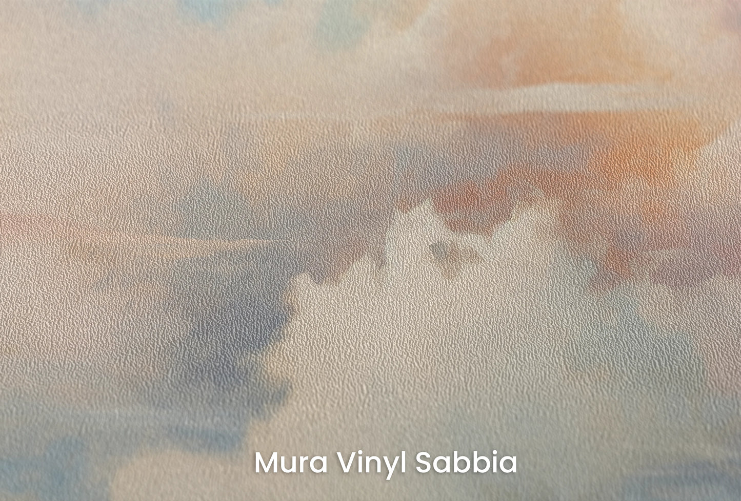 Zbliżenie na artystyczną fototapetę o nazwie Whispering Hues na podłożu Mura Vinyl Sabbia struktura grubego ziarna piasku.
