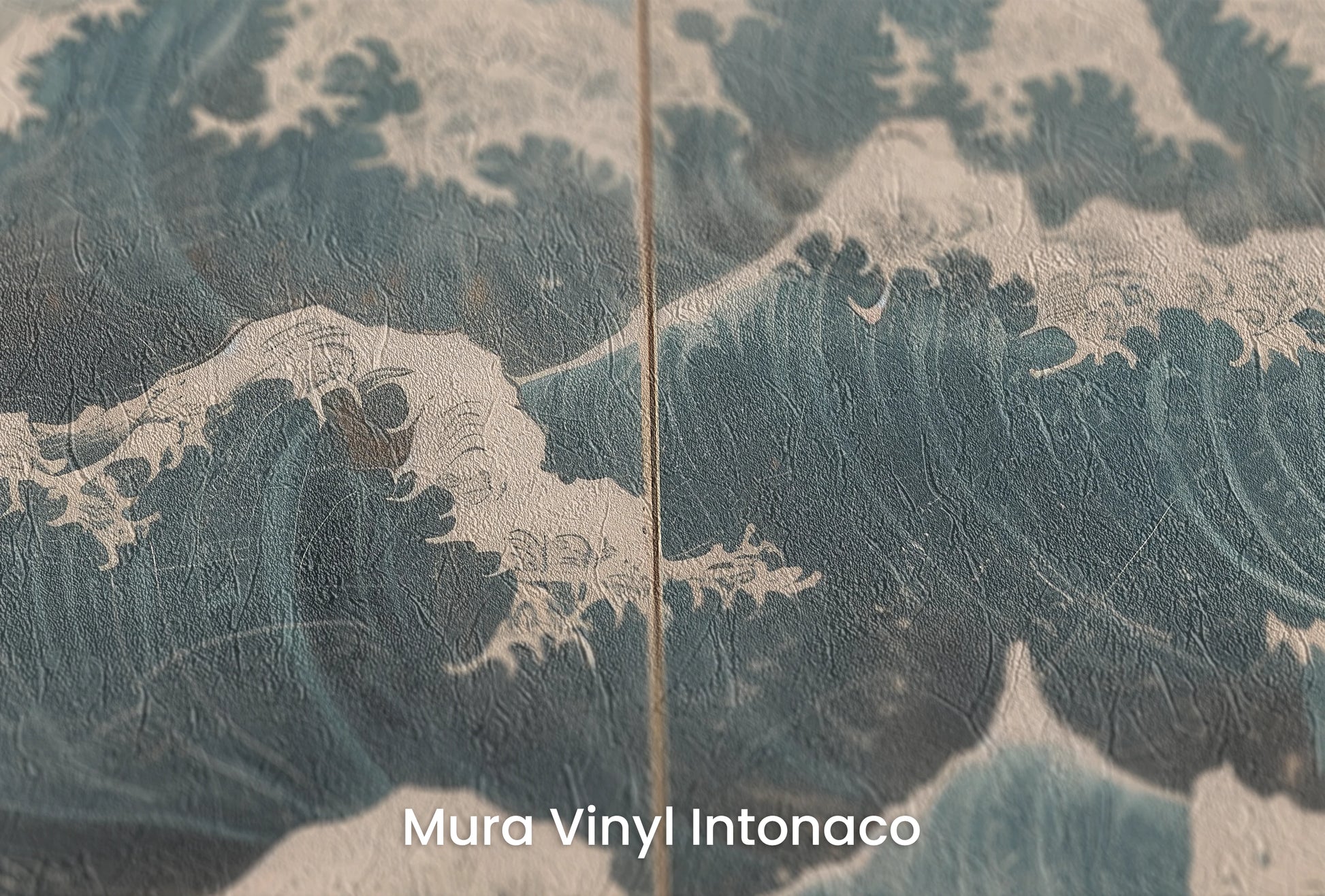Zbliżenie na artystyczną fototapetę o nazwie Snowy Peak Waves na podłożu Mura Vinyl Intonaco - struktura tartego tynku.