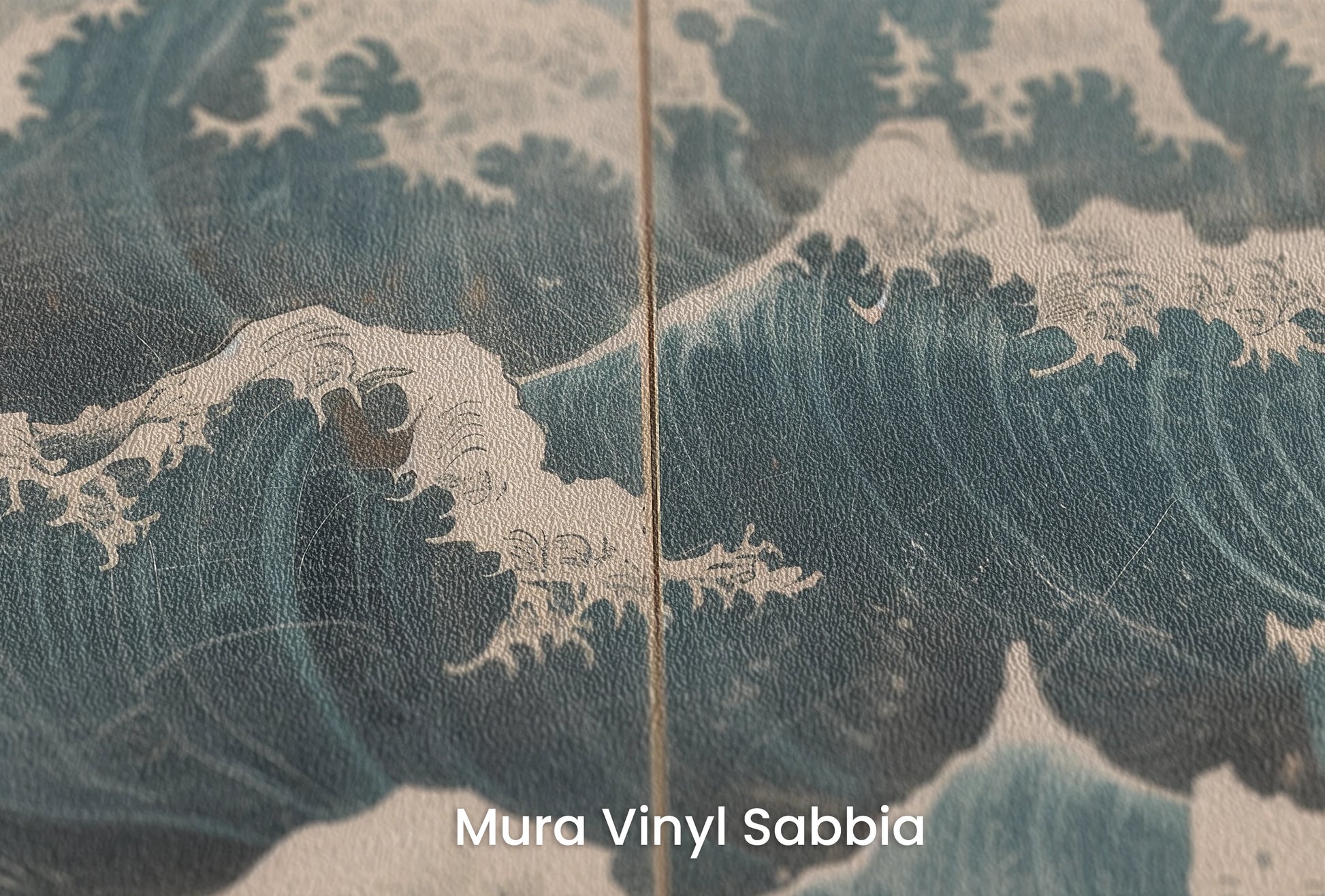 Zbliżenie na artystyczną fototapetę o nazwie Snowy Peak Waves na podłożu Mura Vinyl Sabbia struktura grubego ziarna piasku.
