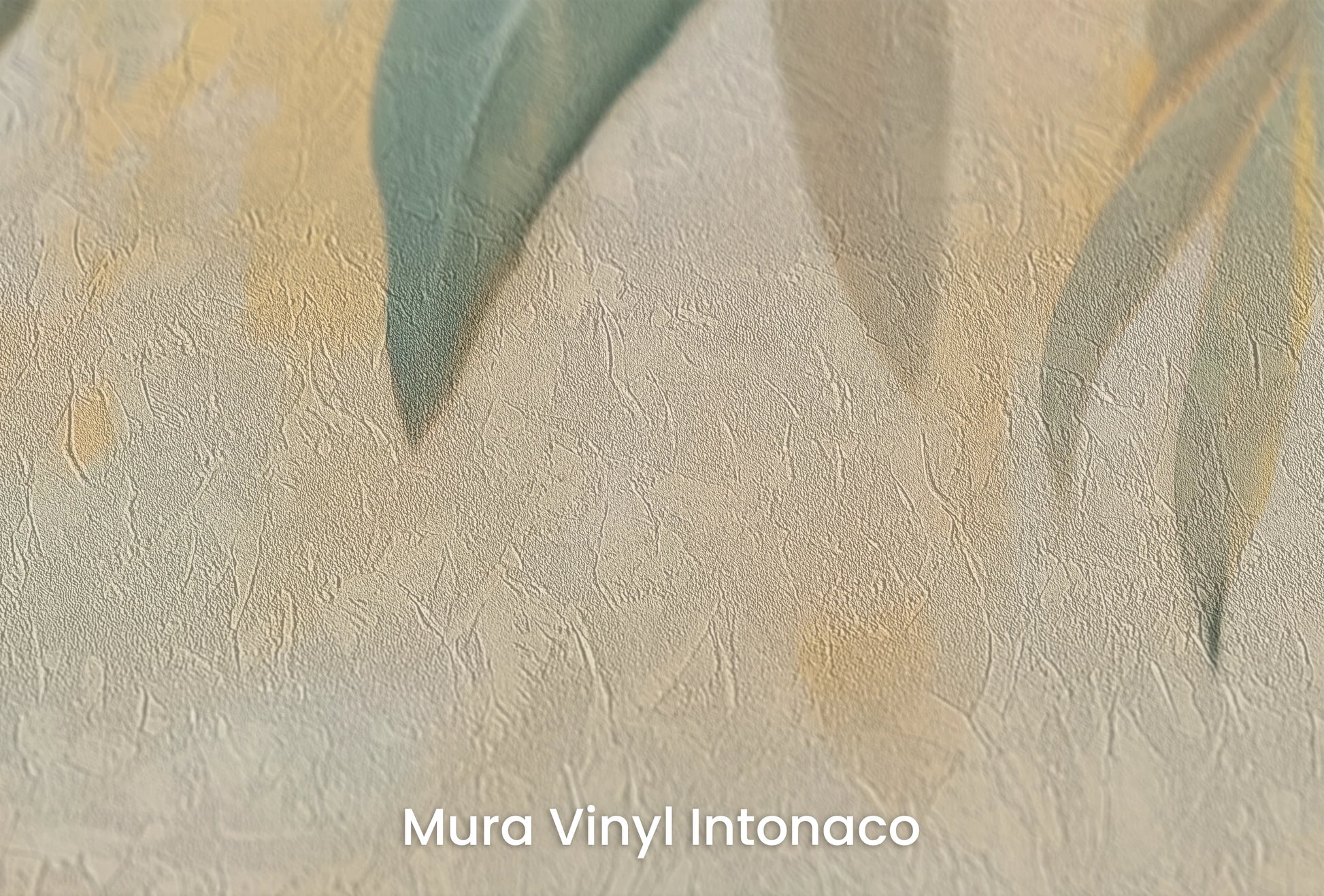 Zbliżenie na artystyczną fototapetę o nazwie Sunlit Foliage na podłożu Mura Vinyl Intonaco - struktura tartego tynku.