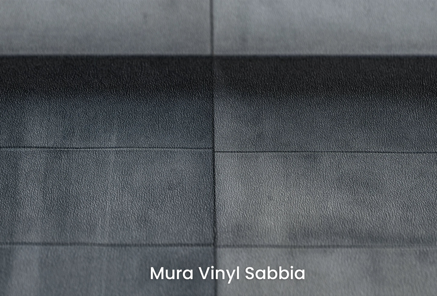 Zbliżenie na artystyczną fototapetę o nazwie Layered Intersection na podłożu Mura Vinyl Sabbia struktura grubego ziarna piasku.