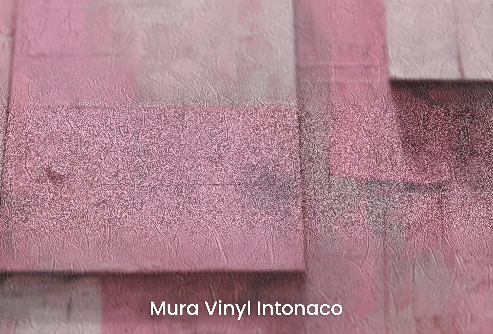 Zbliżenie na artystyczną fototapetę o nazwie Pink Bricks na podłożu Mura Vinyl Intonaco - struktura tartego tynku.