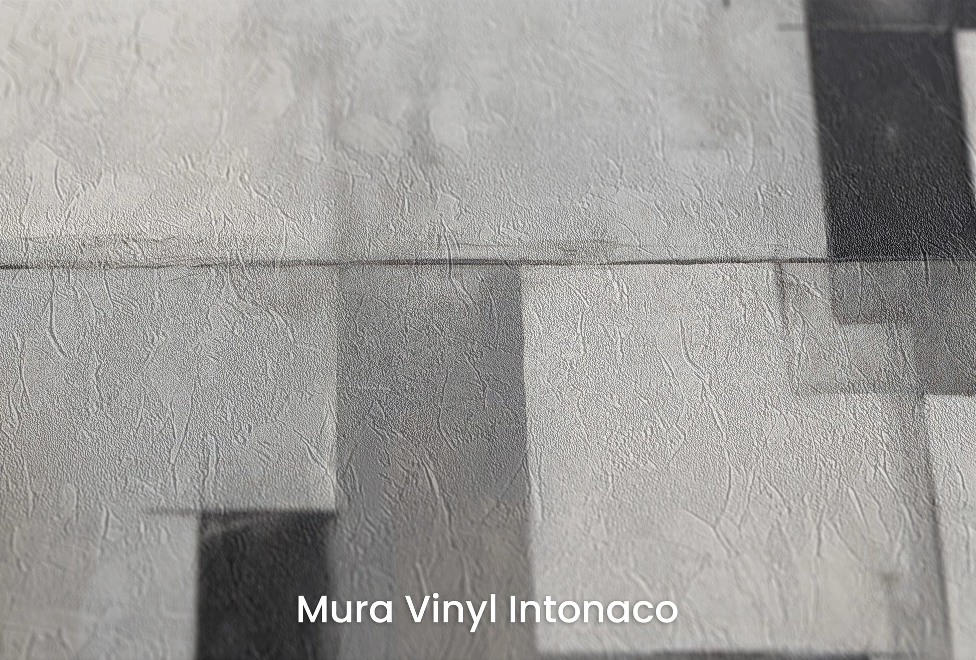Zbliżenie na artystyczną fototapetę o nazwie Geometric Intrigue na podłożu Mura Vinyl Intonaco - struktura tartego tynku.