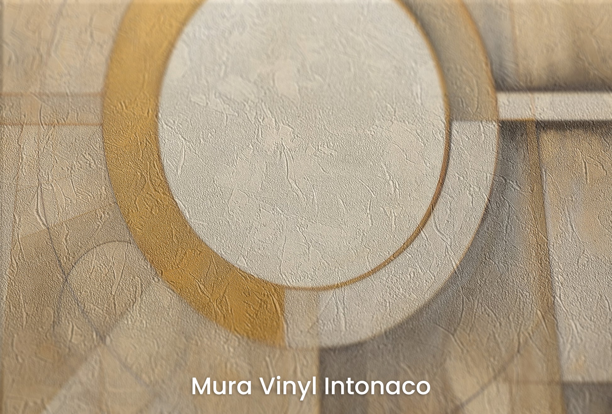 Zbliżenie na artystyczną fototapetę o nazwie CIRCULAR SYMMETRY IN GOLD AND CREAM na podłożu Mura Vinyl Intonaco - struktura tartego tynku.