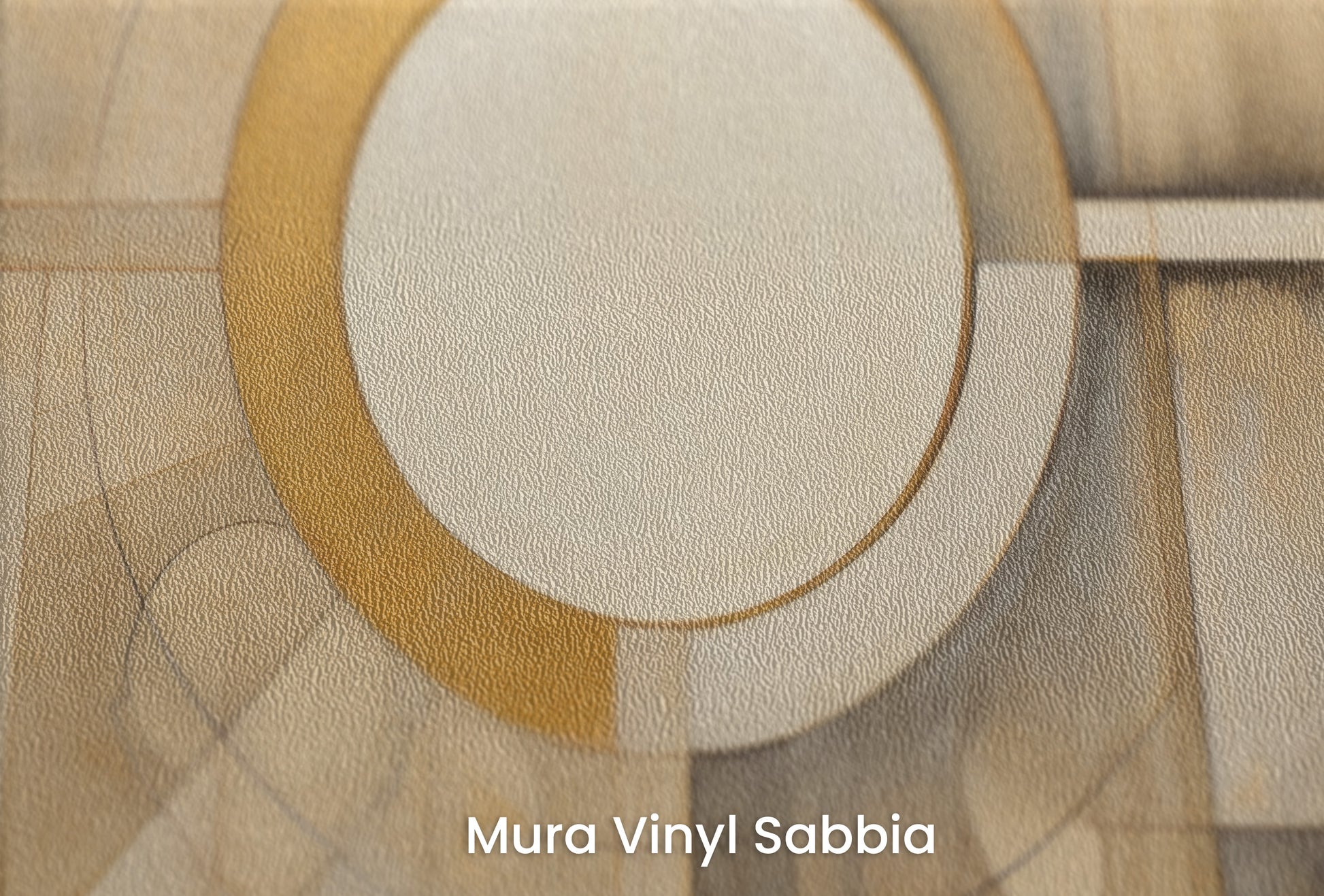 Zbliżenie na artystyczną fototapetę o nazwie CIRCULAR SYMMETRY IN GOLD AND CREAM na podłożu Mura Vinyl Sabbia struktura grubego ziarna piasku.